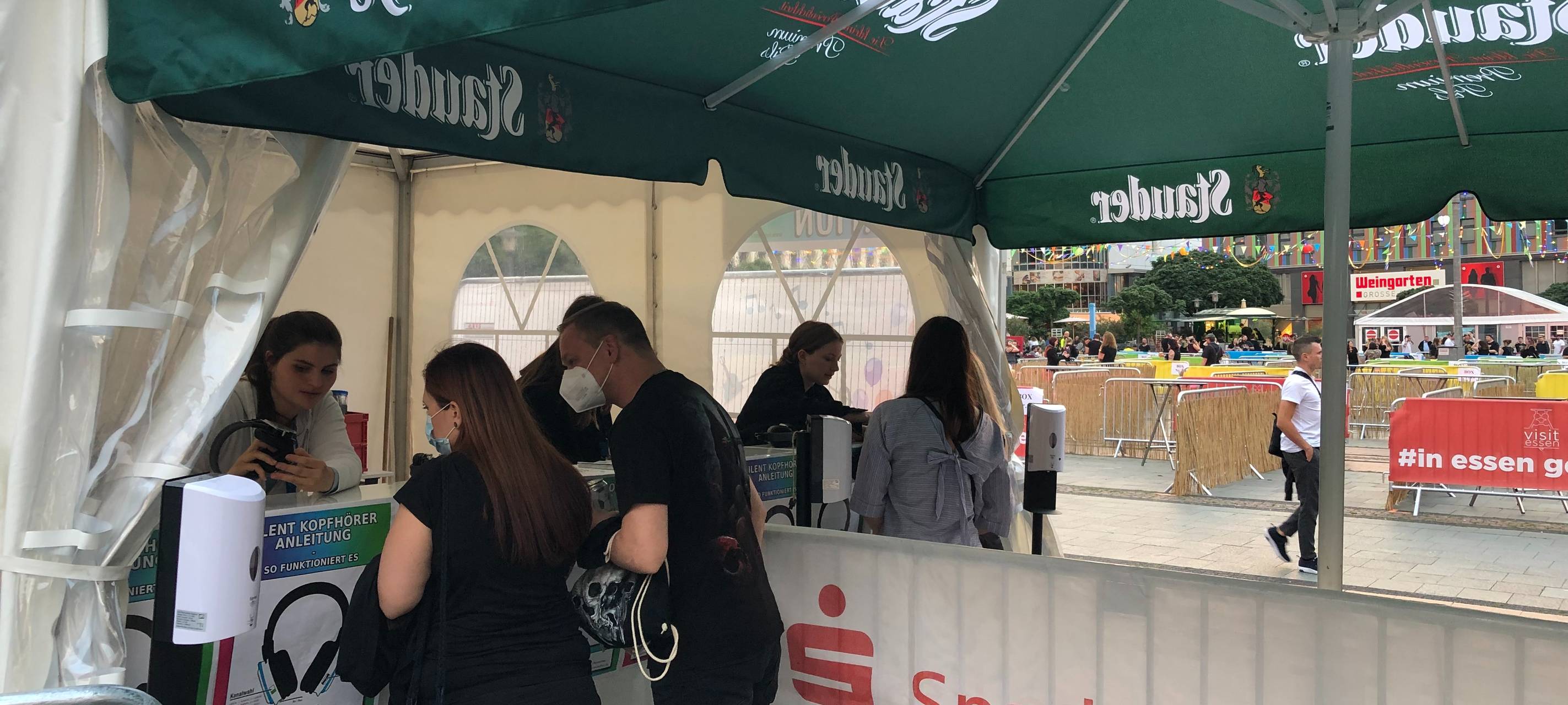 Kopfhörer-Disco auf dem Kennedyplatz in Essen