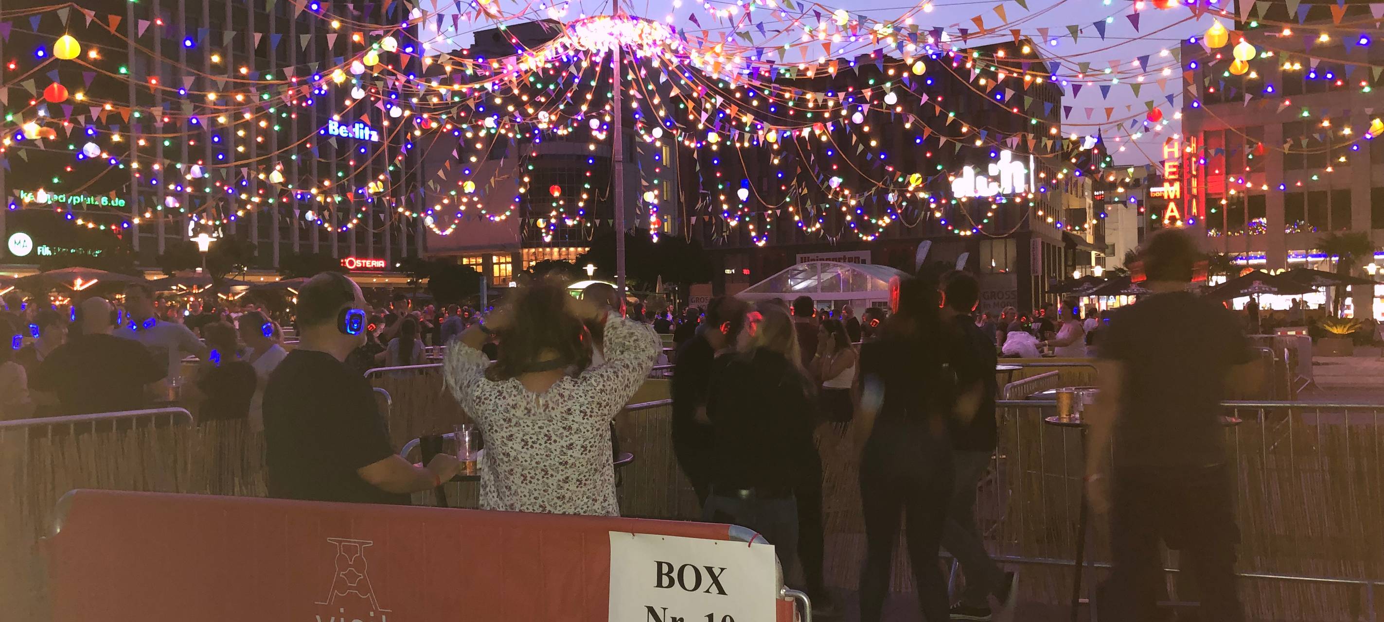 Kopfhörer-Disco auf dem Kennedyplatz in Essen