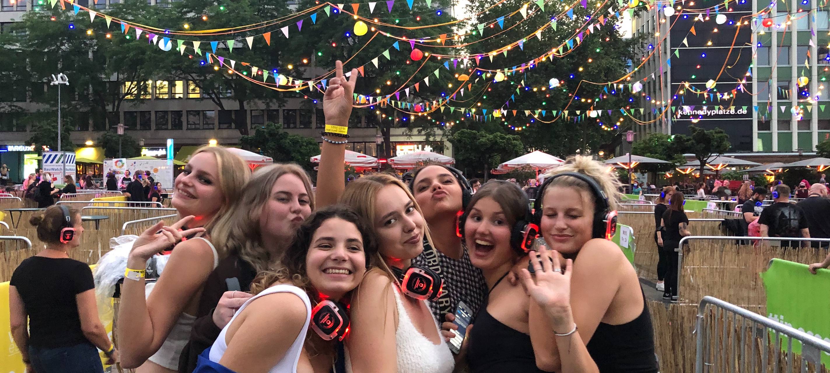 Kopfhörer-Disco auf dem Kennedyplatz in Essen