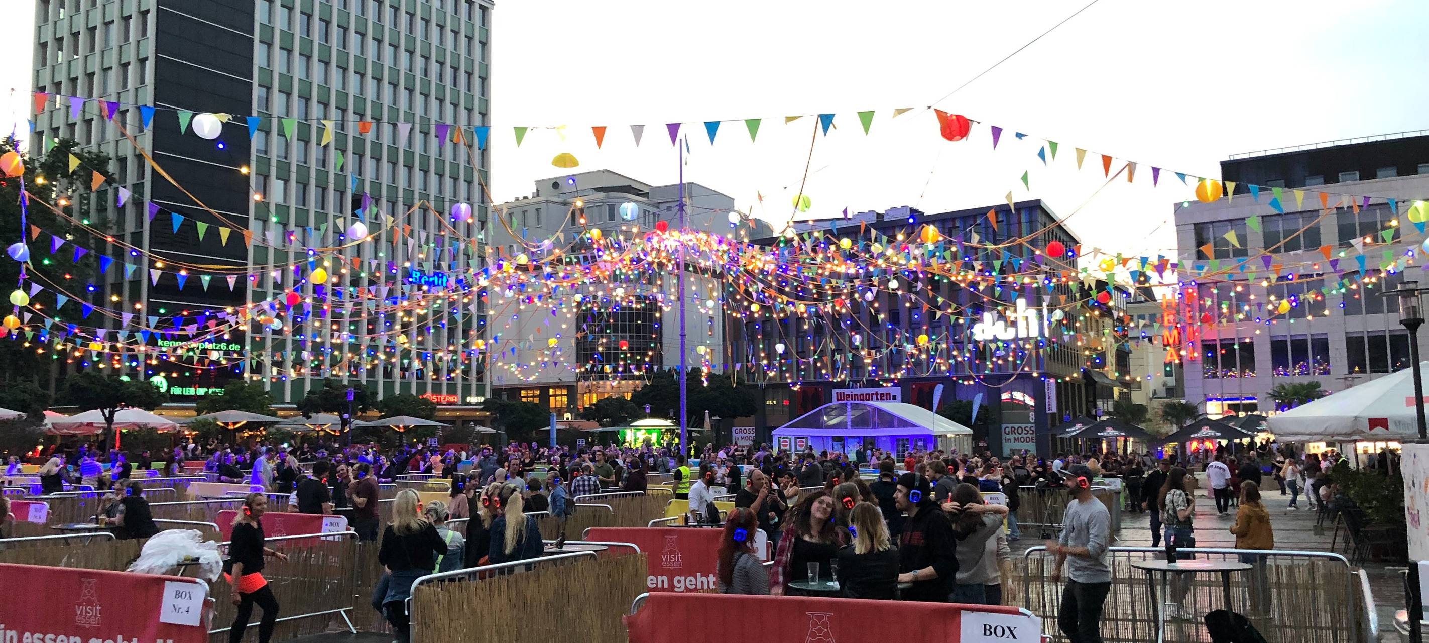 Kopfhörer-Disco auf dem Kennedyplatz in Essen
