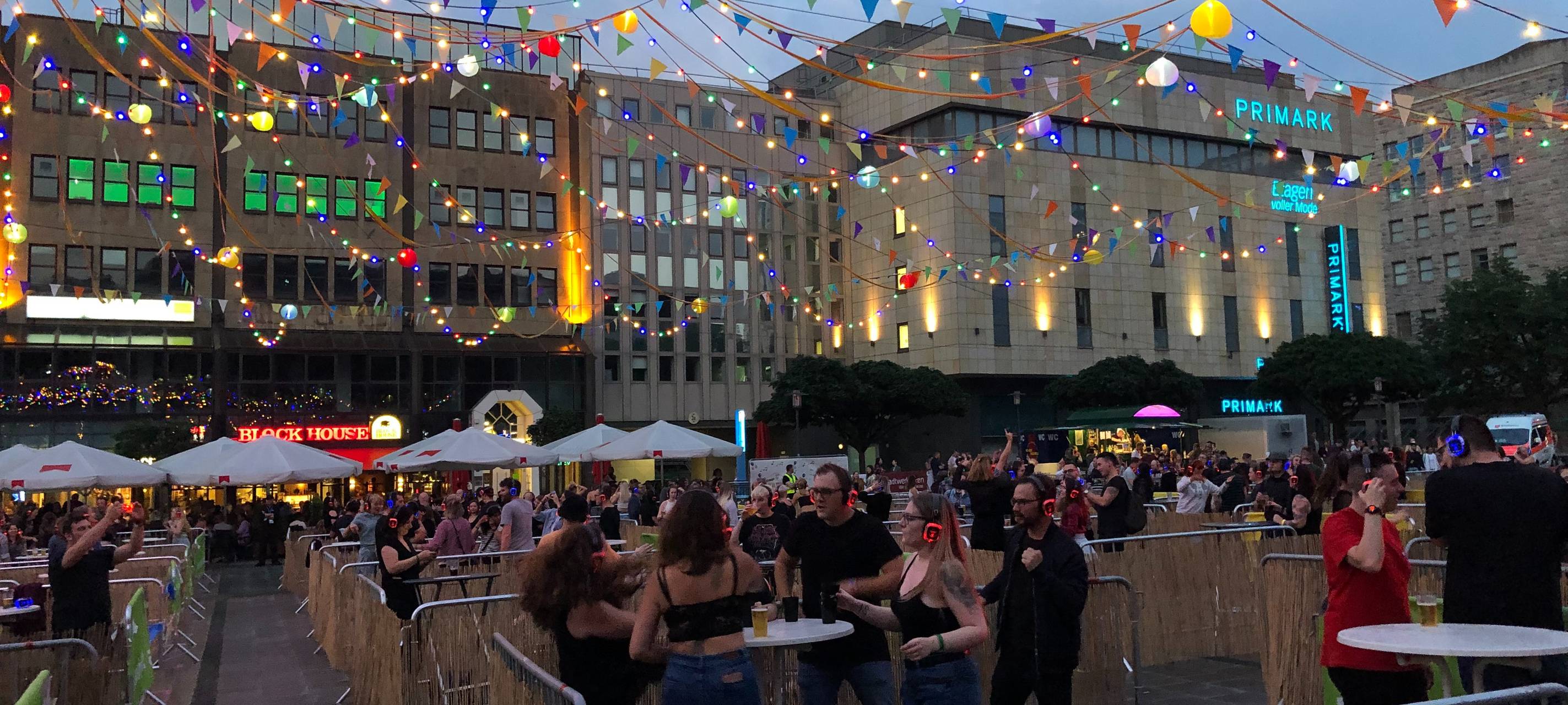 Kopfhörer-Disco auf dem Kennedyplatz in Essen