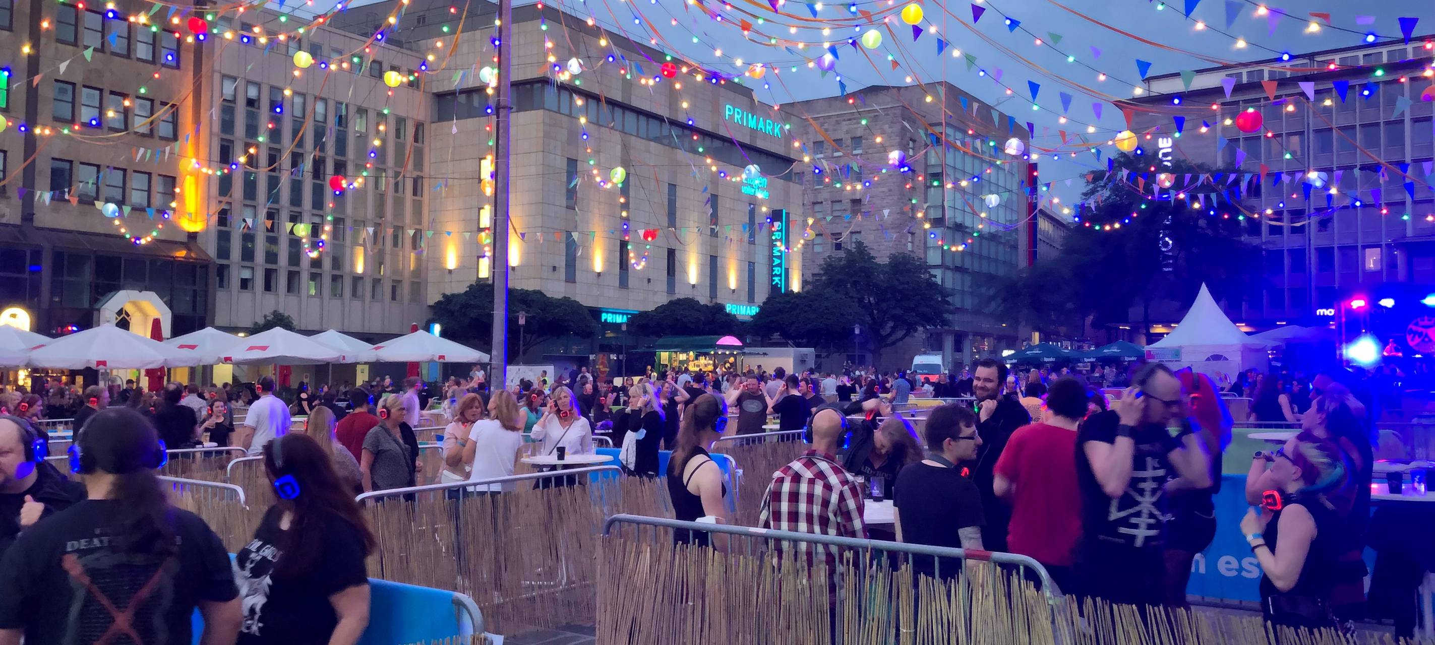 Kopfhörer-Disco auf dem Kennedyplatz in Essen