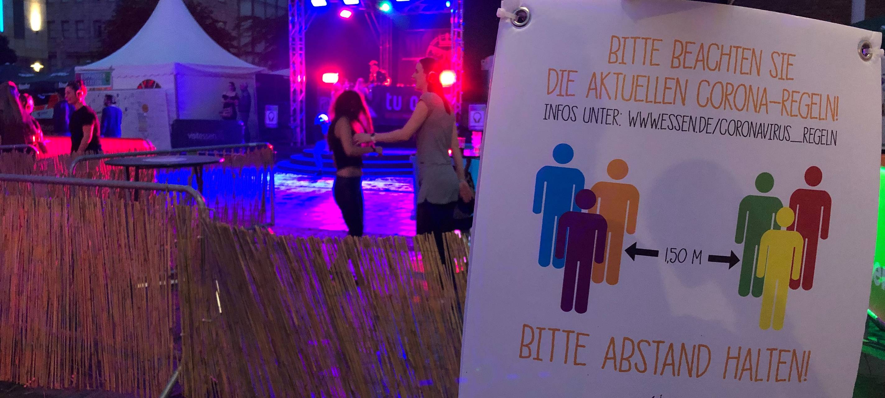 Kopfhörer-Disco auf dem Kennedyplatz in Essen
