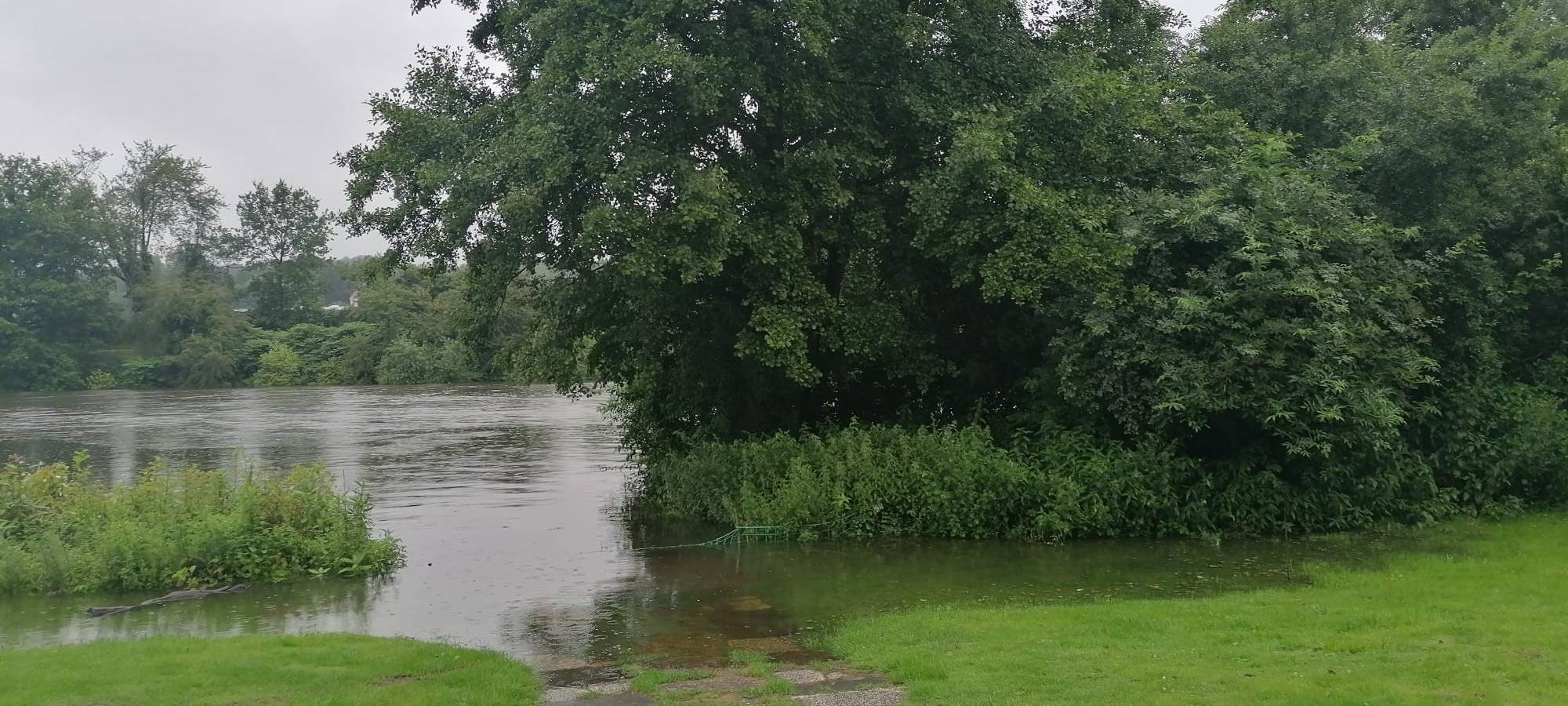 Die Ruhr in Werden ist bereits über das Ufer getreten.