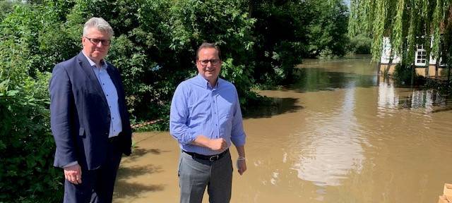 OB Thomas Kufen verschafft sich in Kupferdreh einen Überblick über die Situation