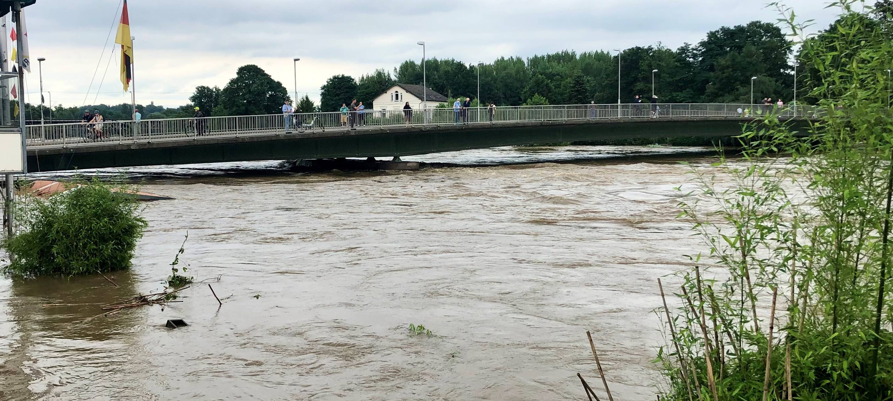 Kurt-Schumacher-Brücke bei Hochwasser