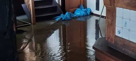 Das Wasser macht in Ufernähe vor nichts Halt