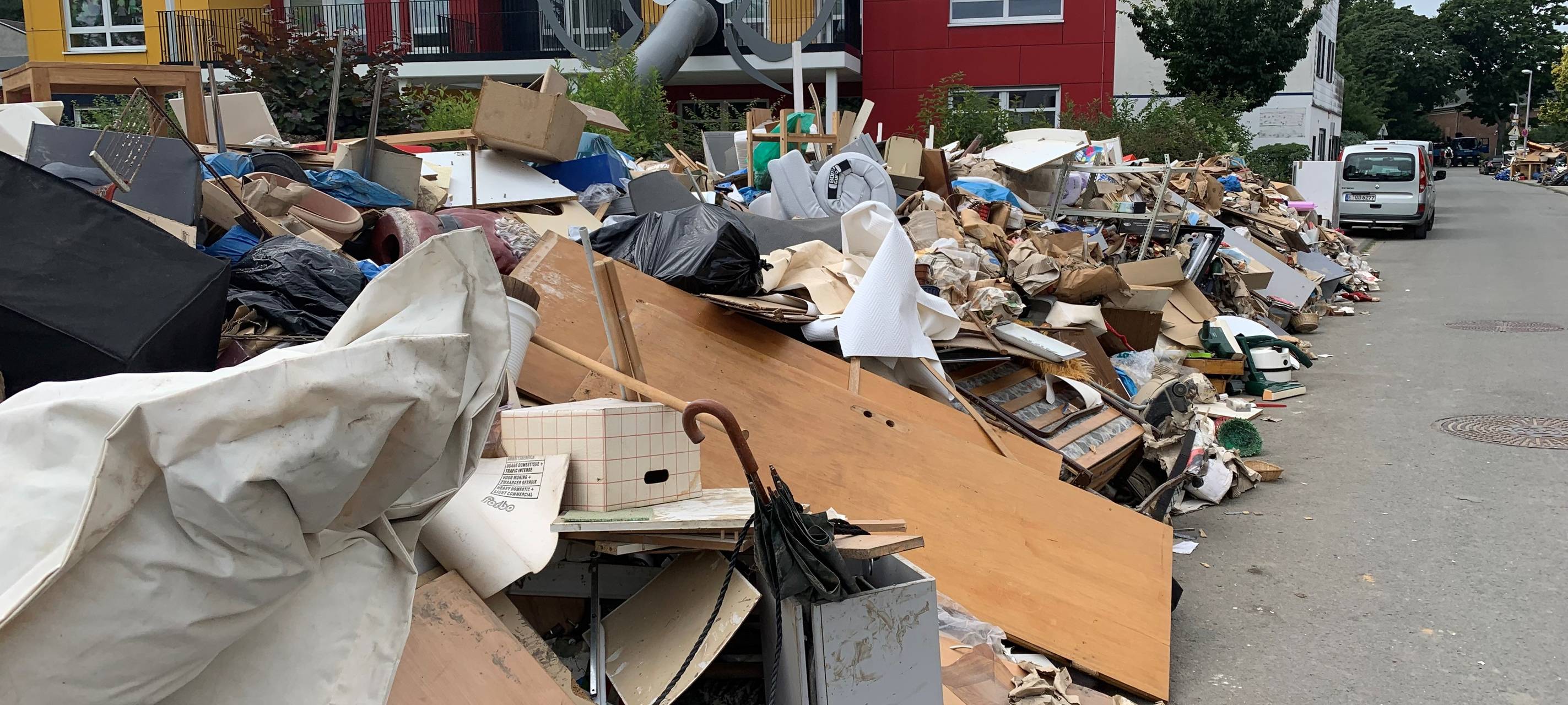 radio-essen-hochwasser-kettwig-aufraeumarbeiten-kita-schrott-schutt