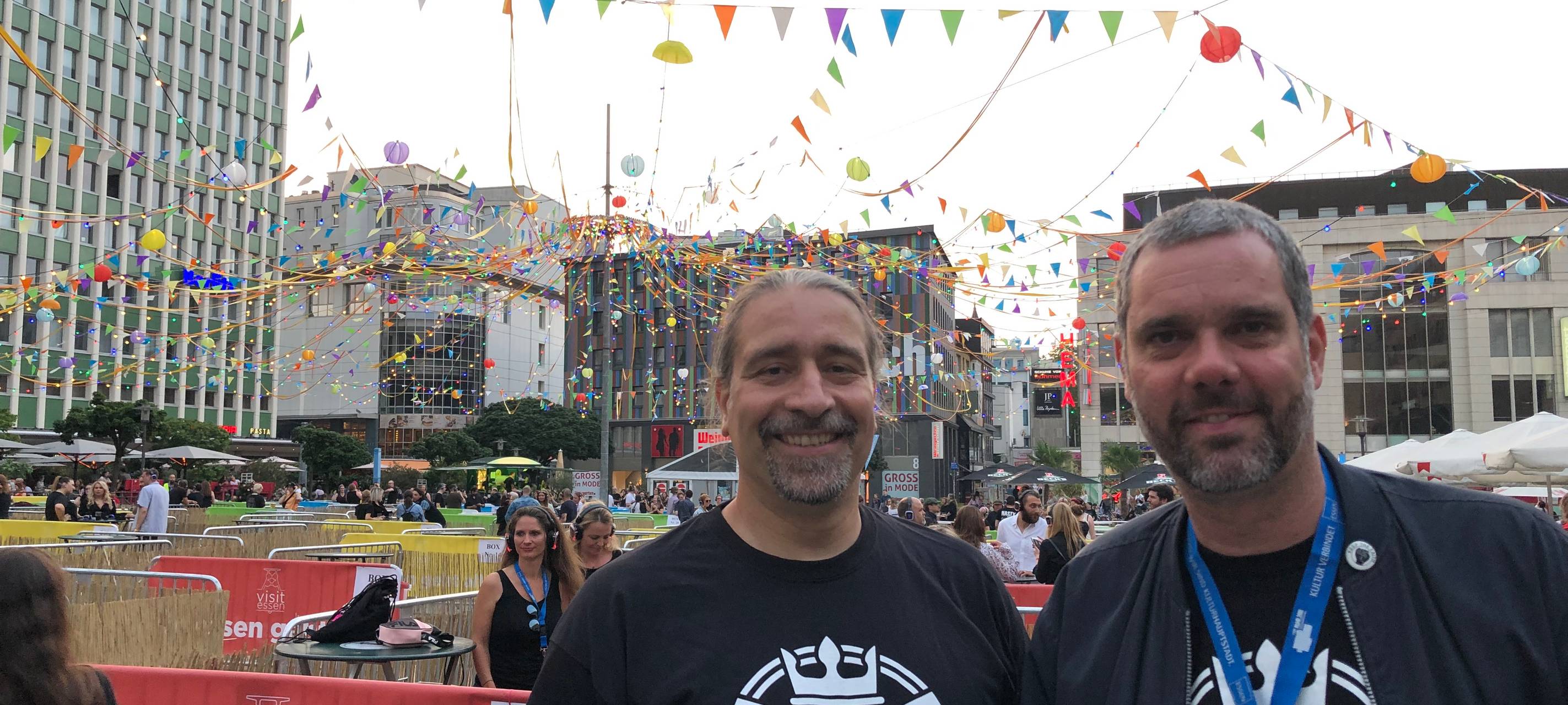 Peter Siewert vom Turock und Marcus Kalbitzer von der Zeche Carl bei der Kopfhörer-Party auf dem Kennedyplatz in Essen