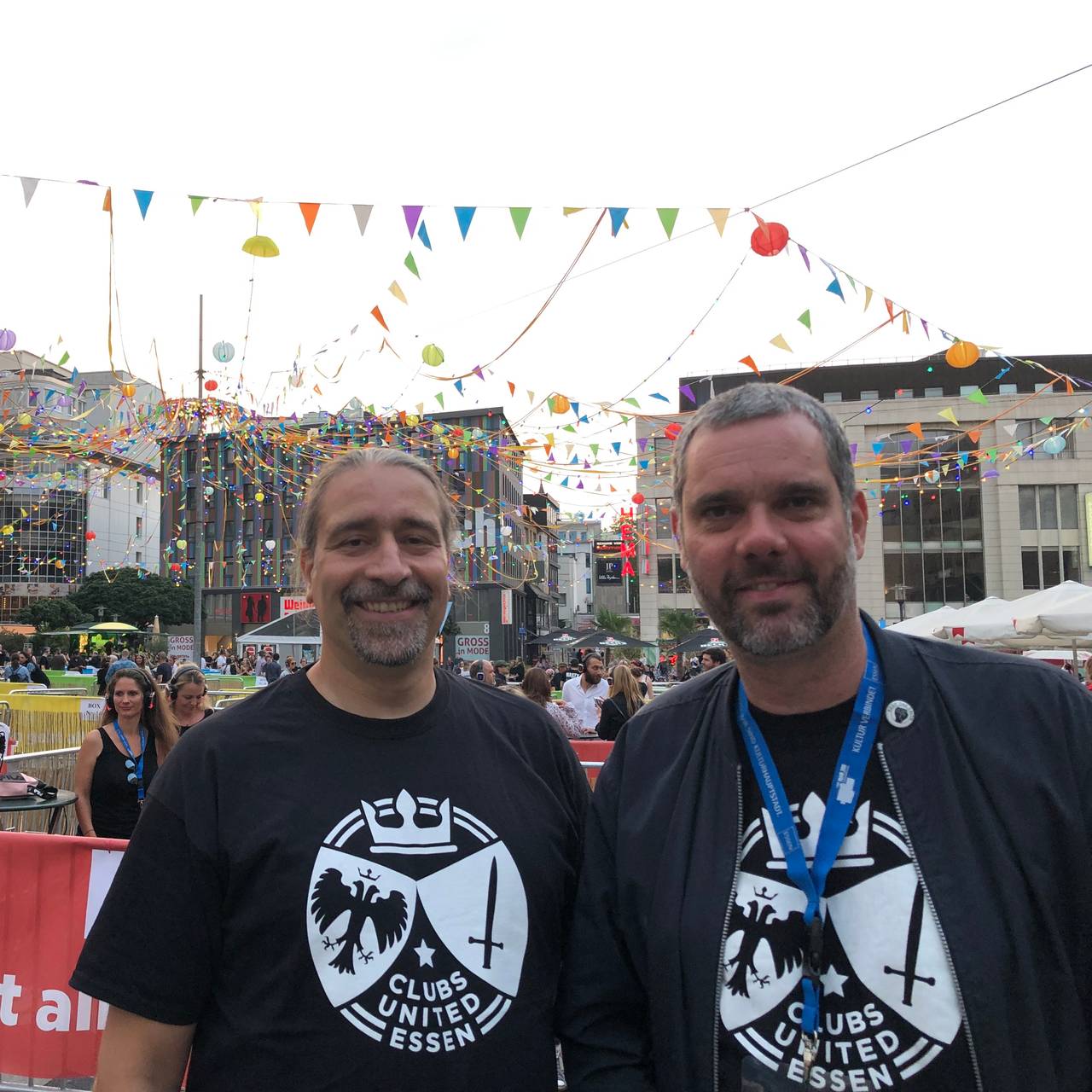 Peter Siewert vom Turock und Marcus Kalbitzer von der Zeche Carl bei der Kopfhörer-Party auf dem Kennedyplatz in Essen