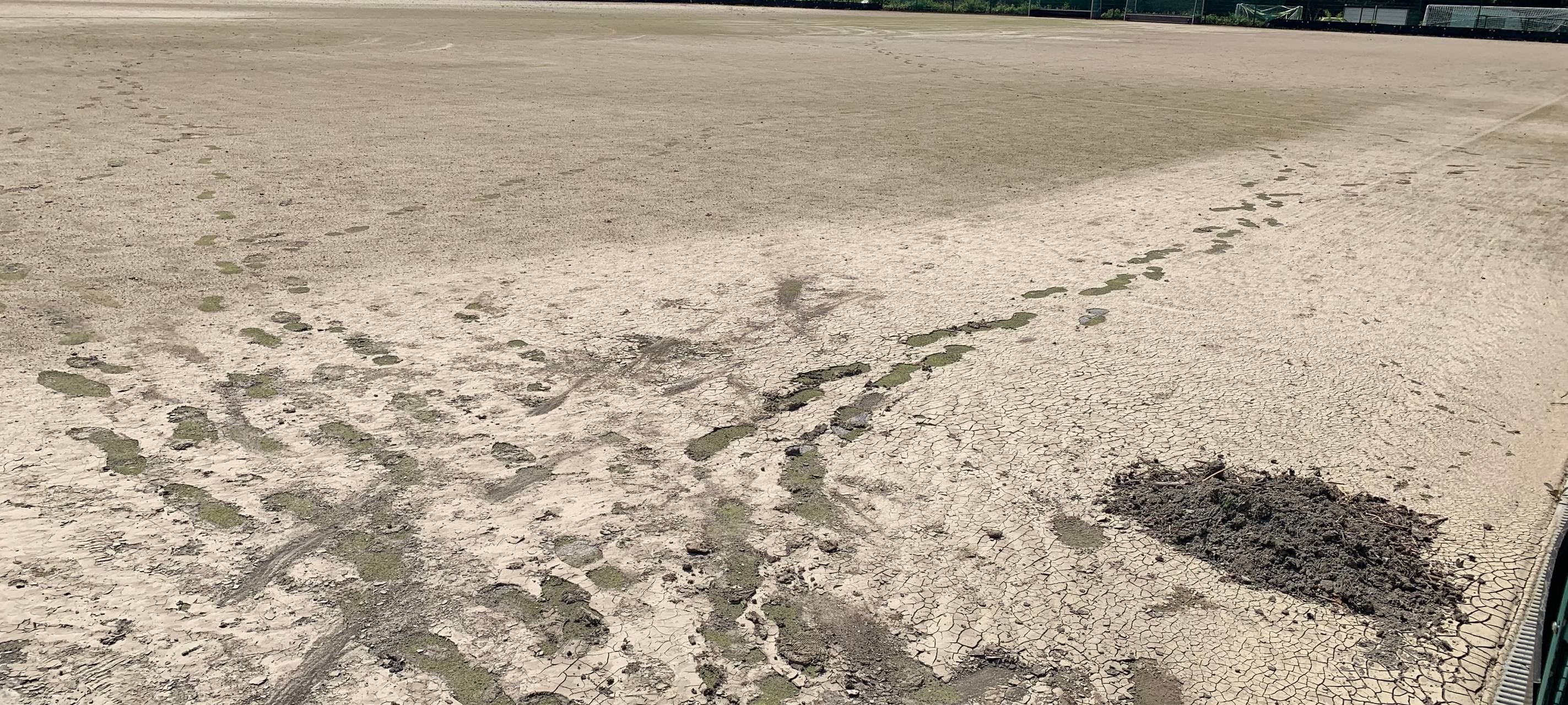Hochwasserfolgen in Essen: Hockeyplatz gleicht Schlammwüste