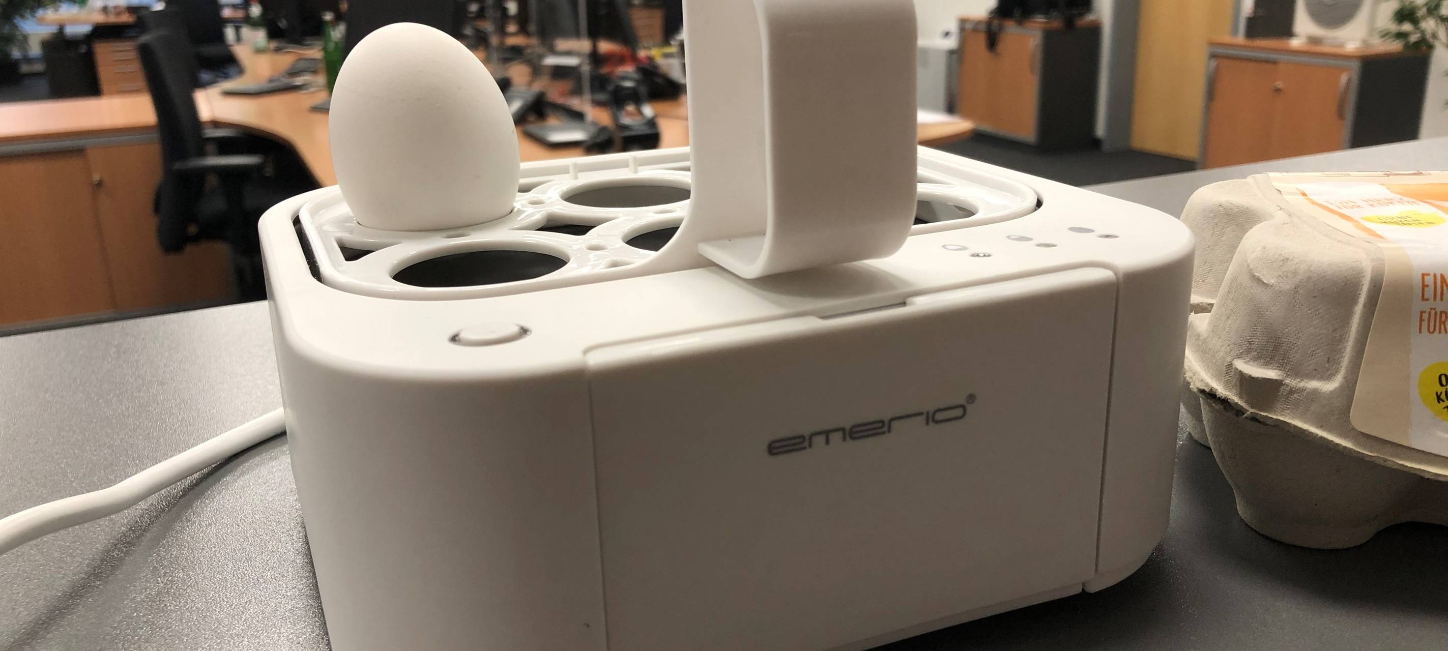 radio-essen-tausch-geschaeft-sprechender-eierkocher