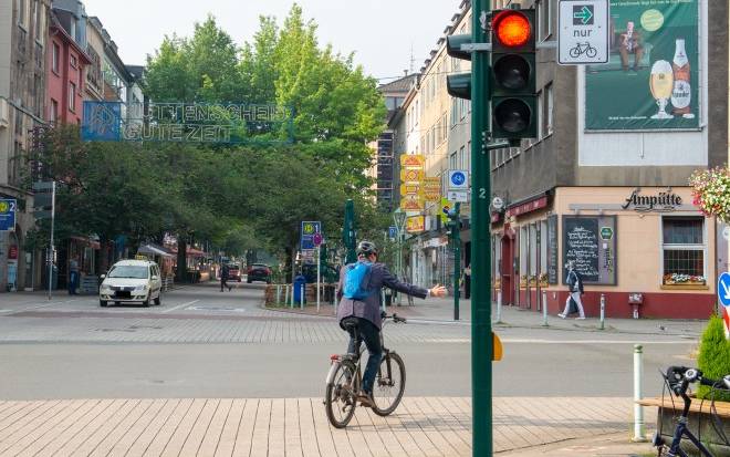 Schild Grüner Pfeil für Fahrradfahrer in Essen-Rüttenscheid