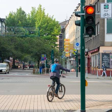 Schild Grüner Pfeil für Fahrradfahrer in Essen-Rüttenscheid