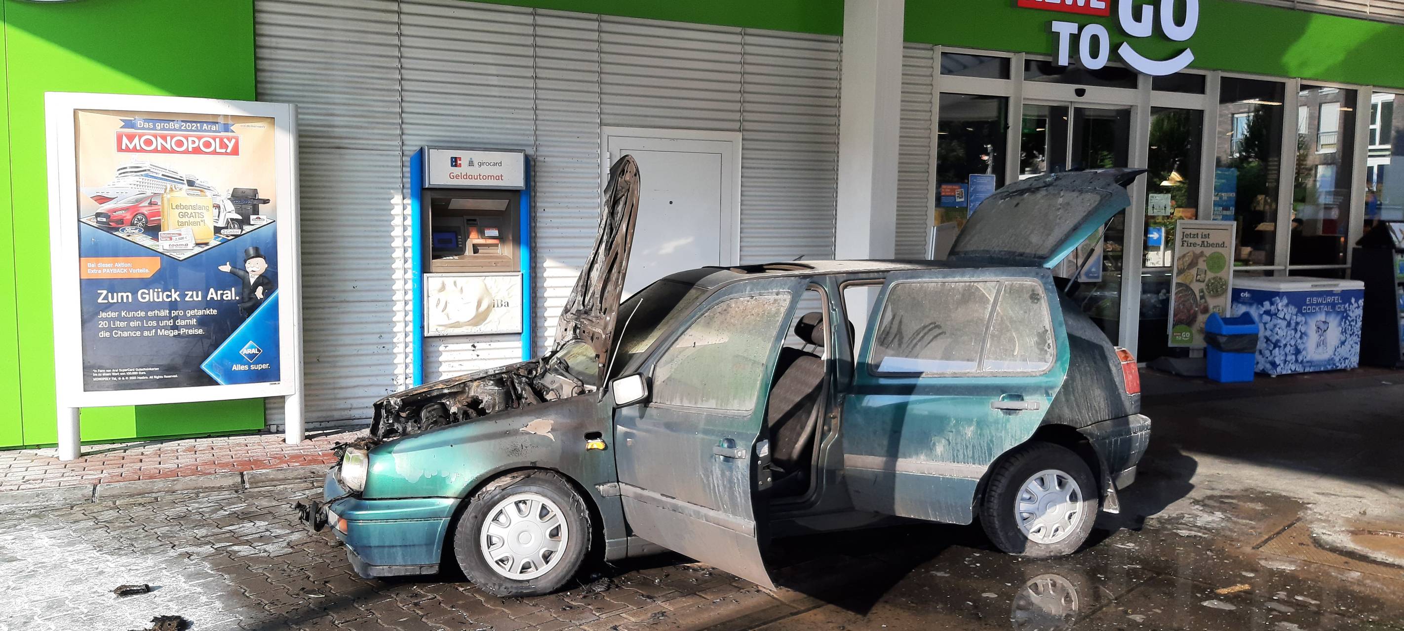 Auto brennt auf Tankstelle in Essen-Rüttenscheid