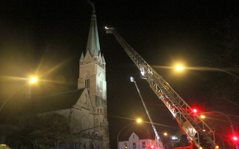 Kirchturm von Sankt Hubertus in Essen-Bergerhausen brennt