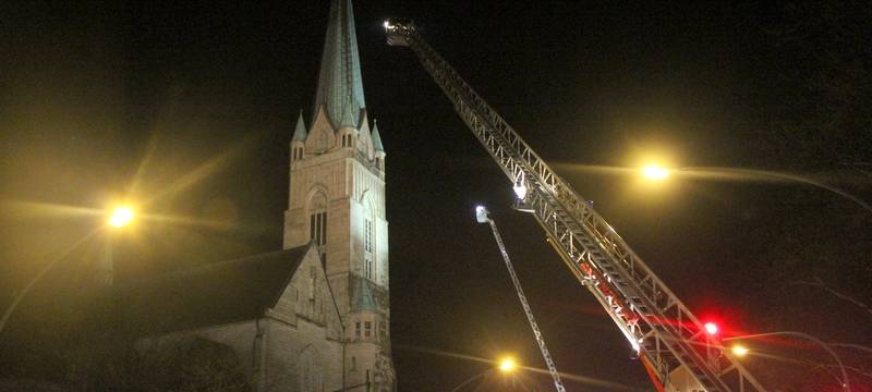 Kirchturm von Sankt Hubertus in Essen-Bergerhausen brennt