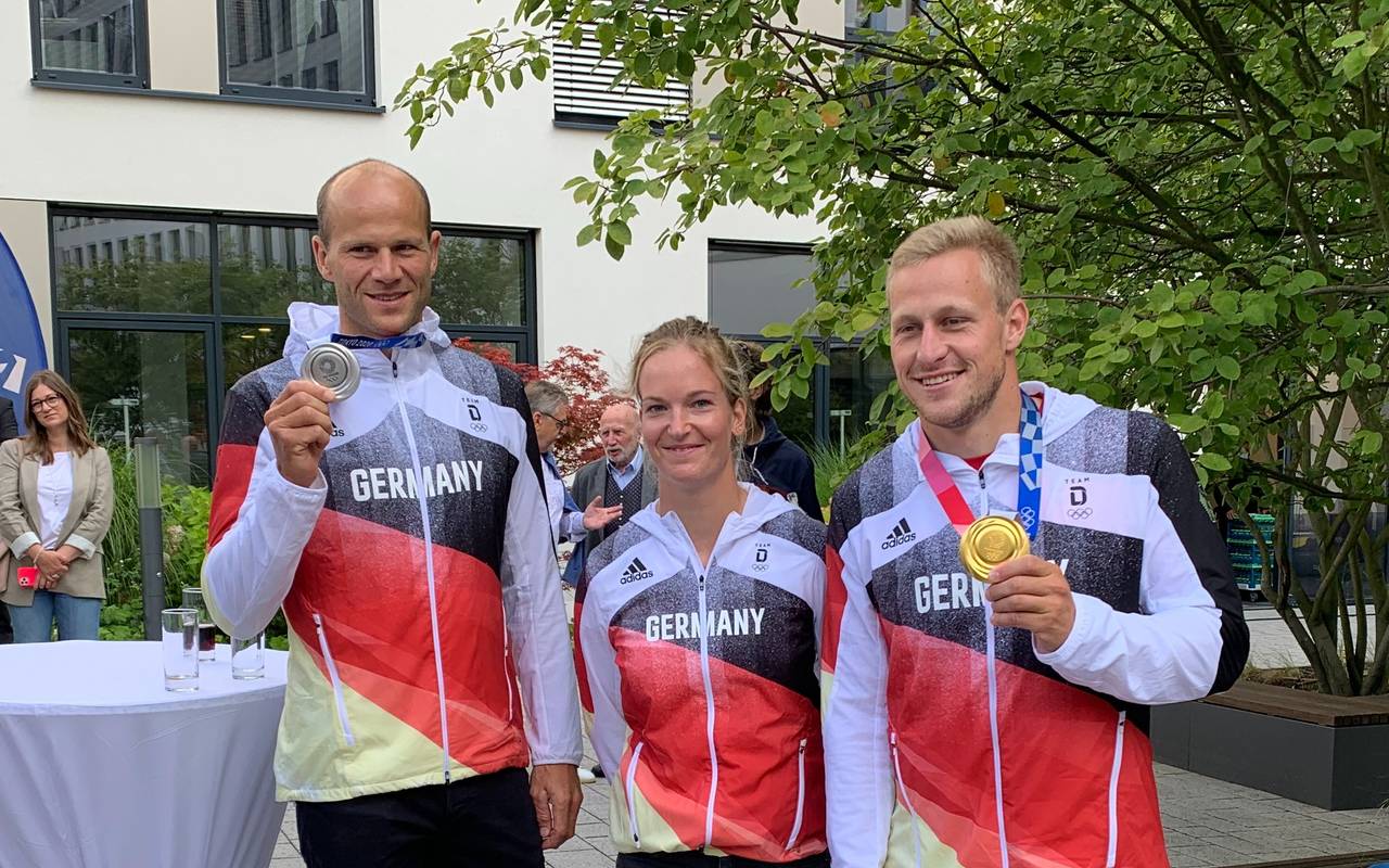Max Hoff, Caroline Arft und Max Rendschmidt mit ihren Medaillen