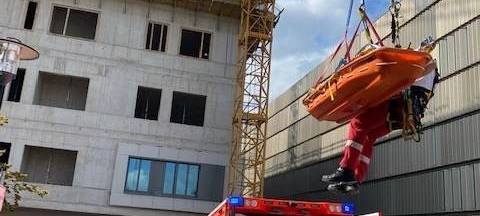 Verletzter Arbeiter wird von Höhenrettern an der Uniklinik Essen gerettet.