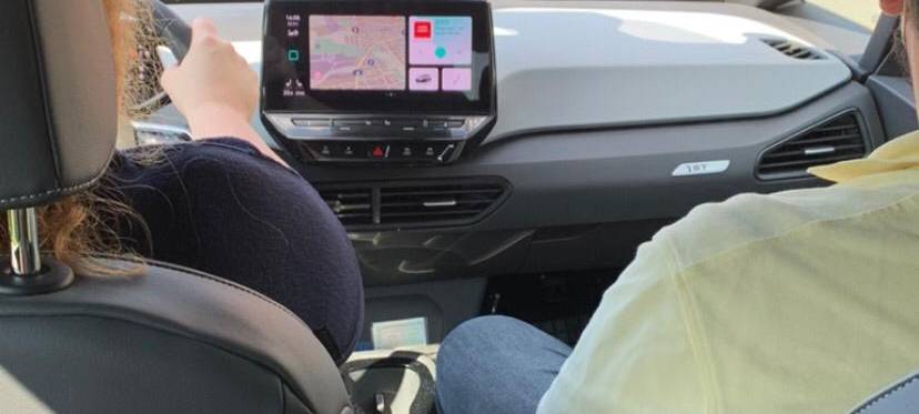 E-Auto Fahrstunden mit Radio Essen