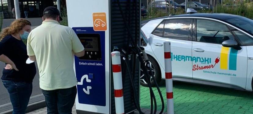 E-Auto Fahrstunden mit Radio Essen