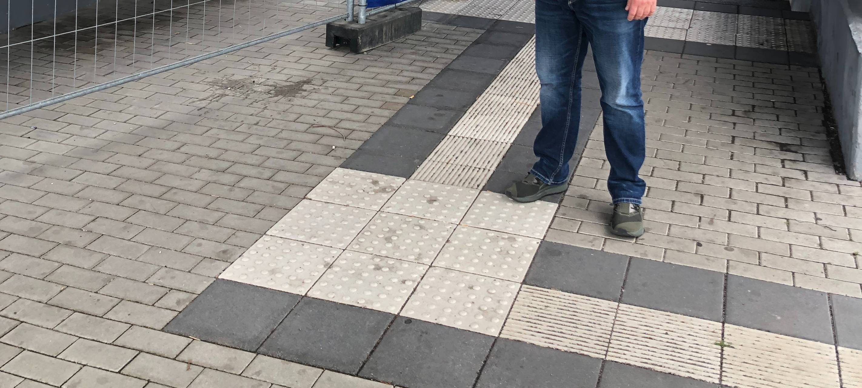 radio-essen-interview-s-bahnhof-frohnhausen radio-essen-interview-s-bahnhof-frohnhausen-bahn-zug-vandalismus-graffiti-rolltreppe