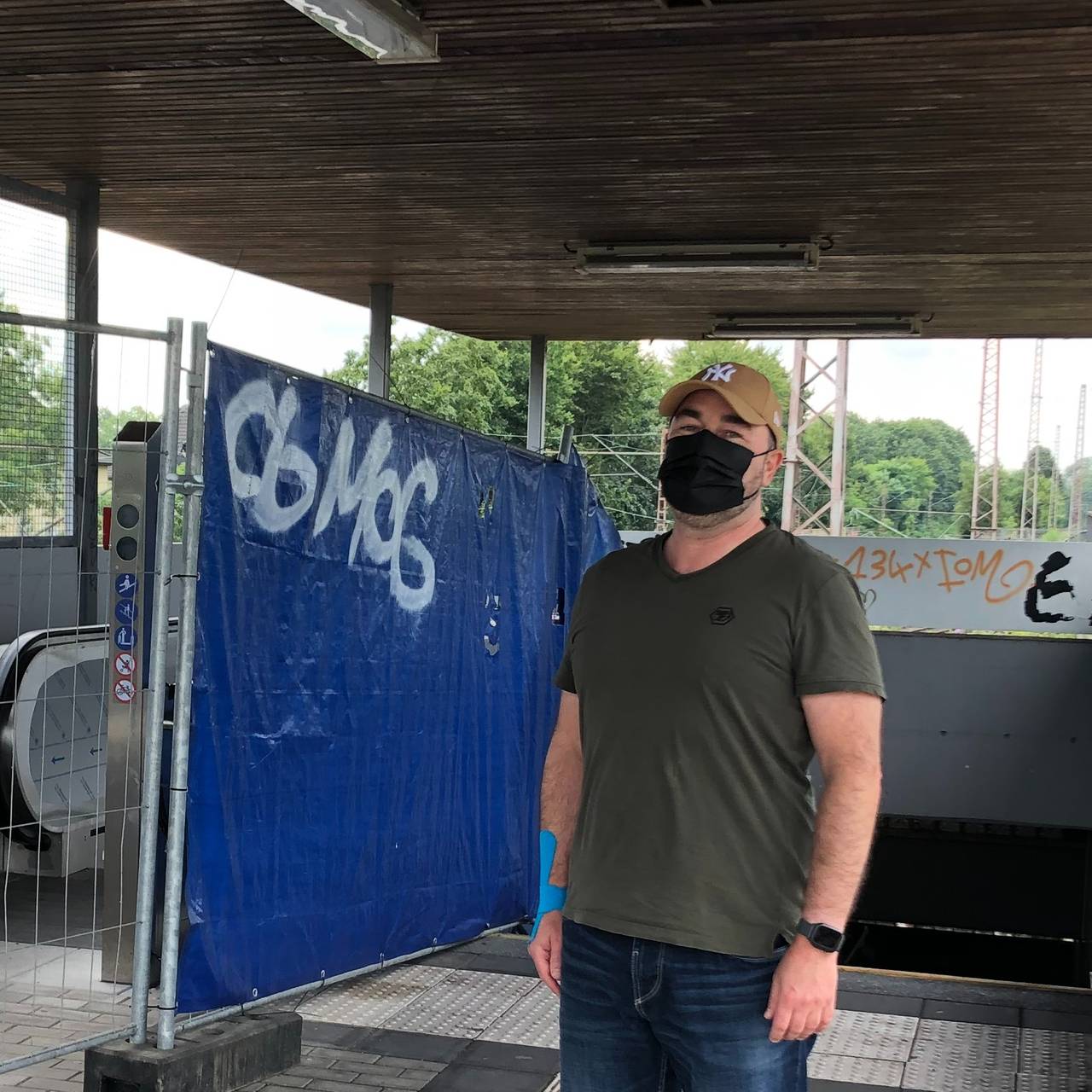 radio-essen-interview-s-bahnhof-frohnhausen radio-essen-interview-s-bahnhof-frohnhausen-bahn-zug-vandalismus-graffiti-rolltreppe