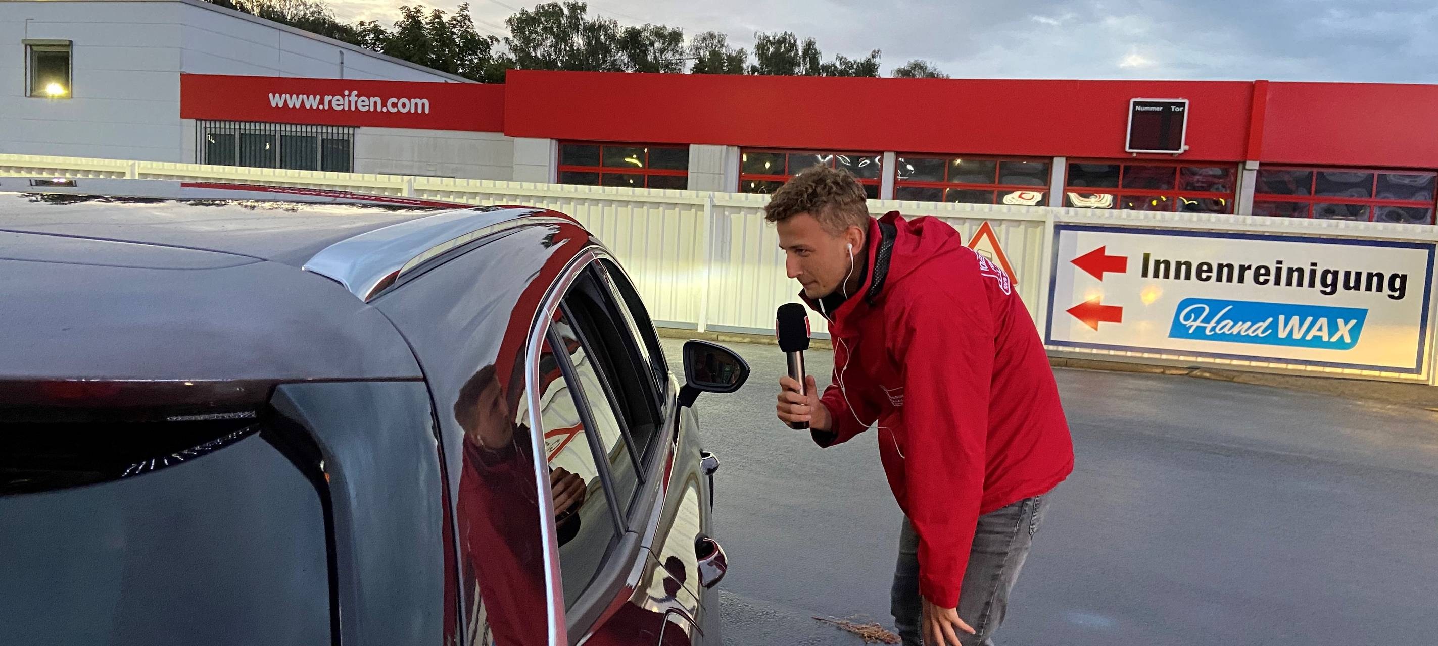 Radio Essen-Moderator Joshua Windelschmidt beim VKM-Tag bei Mr. Wash in Altenessen