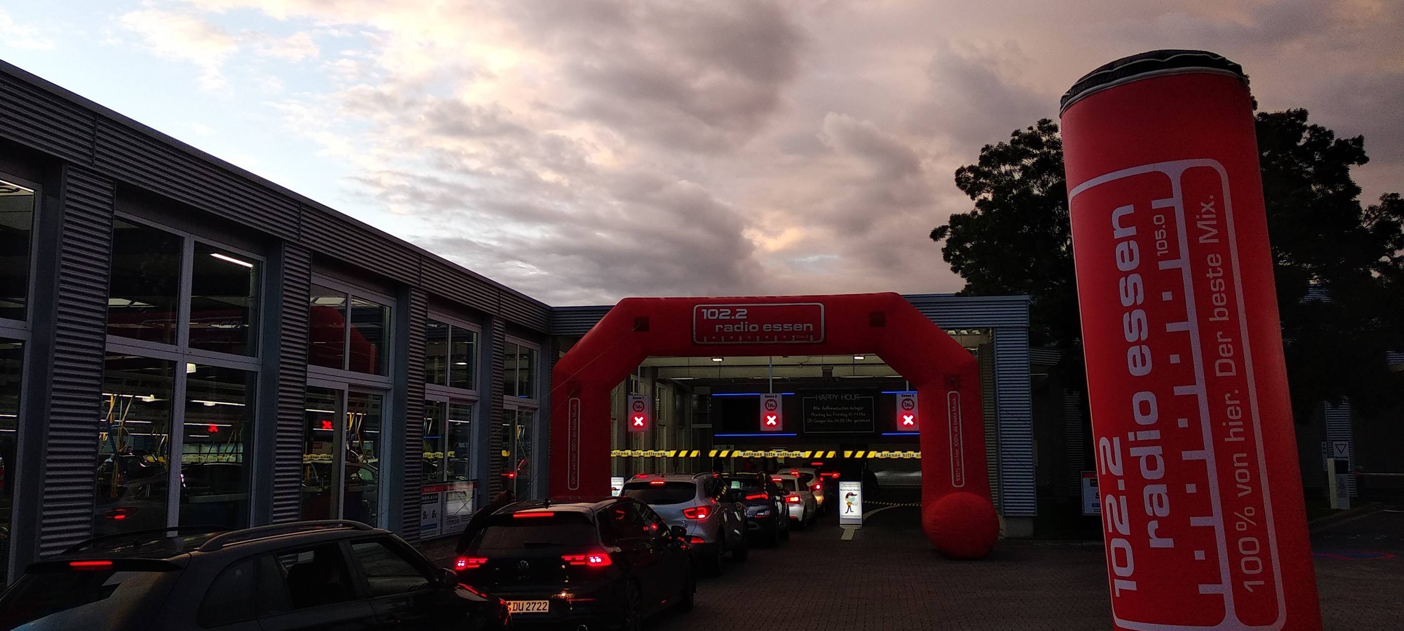 Schlange vor Mr. Wash im Westviertel