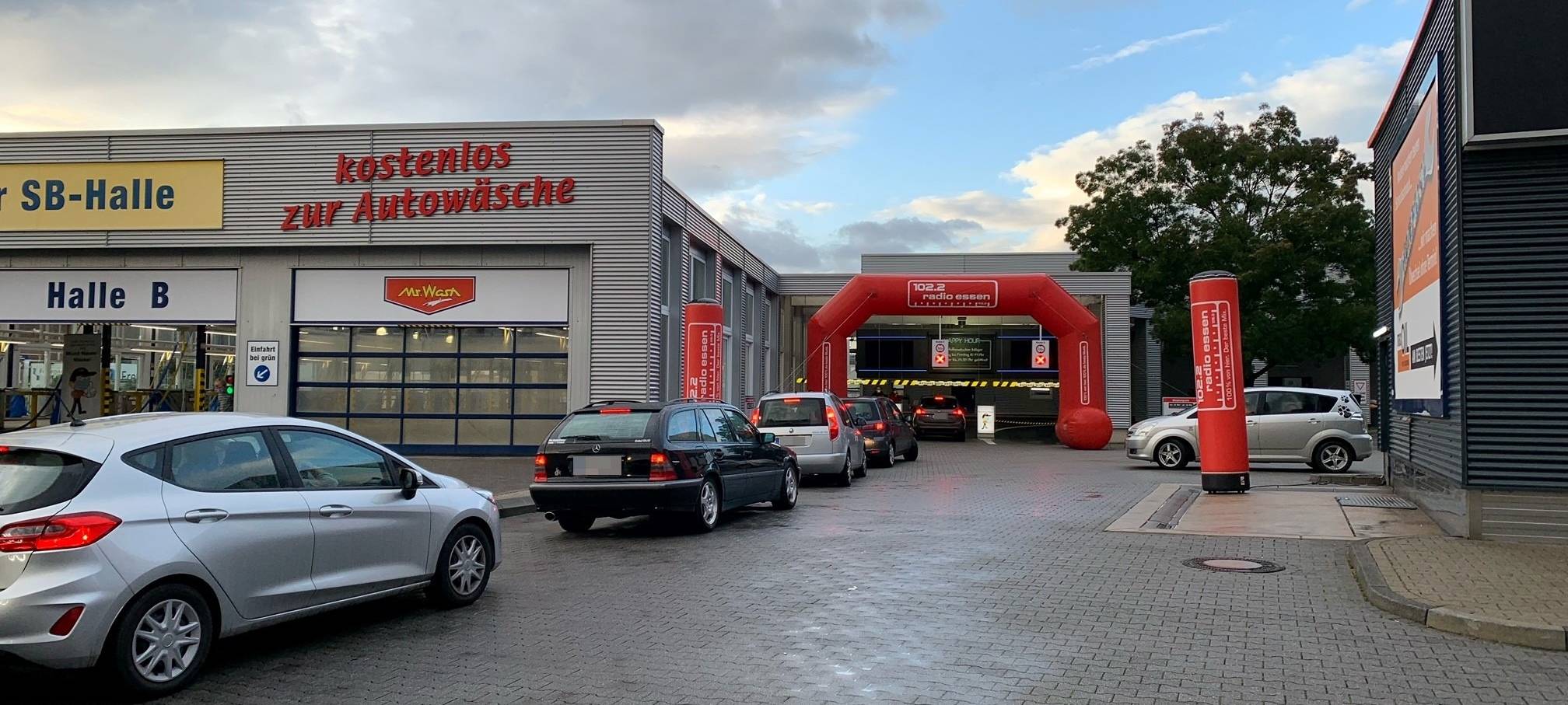 Lange Schlangen vor Mr. Wash im Westviertel