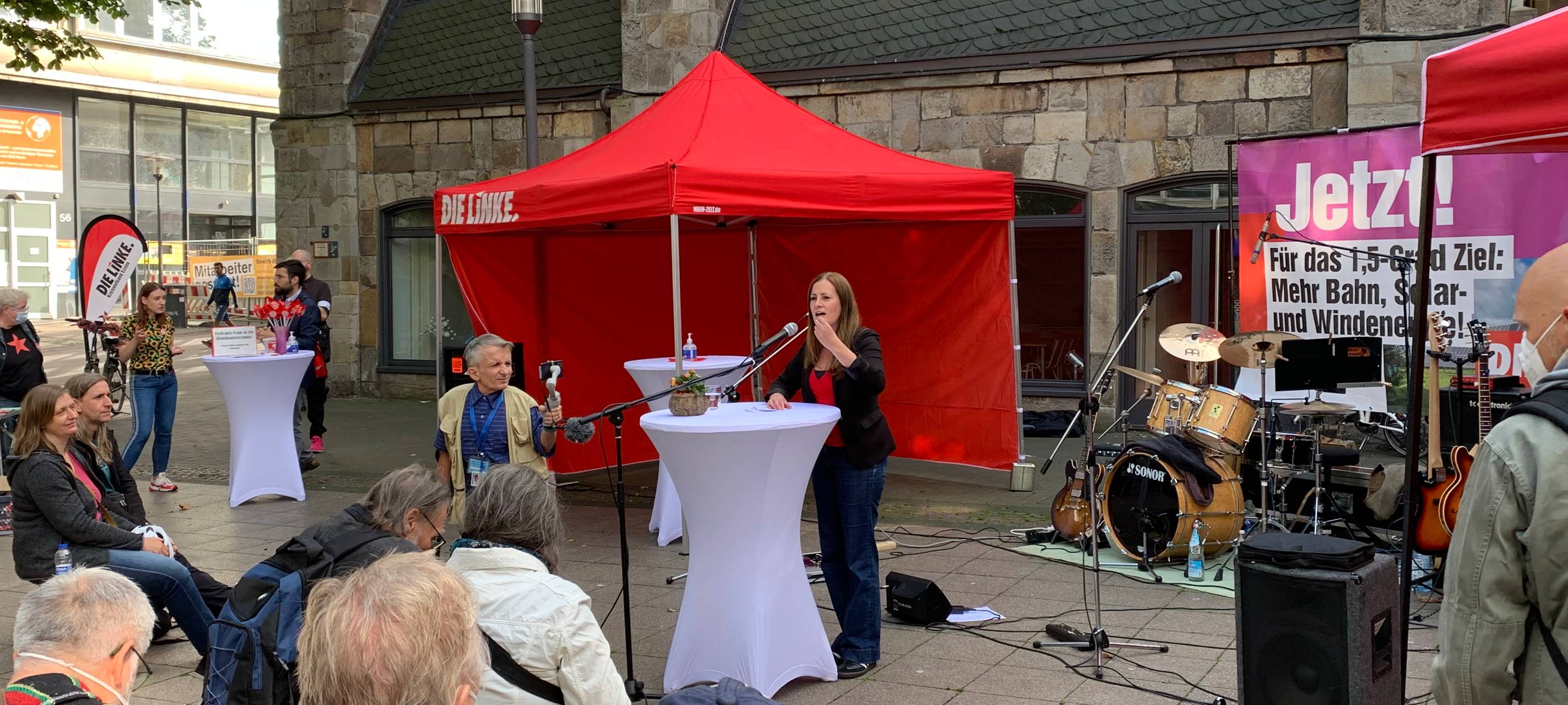 Essen: Linke-Spitzenkandidatin Janine Wissler in der Innenstadt