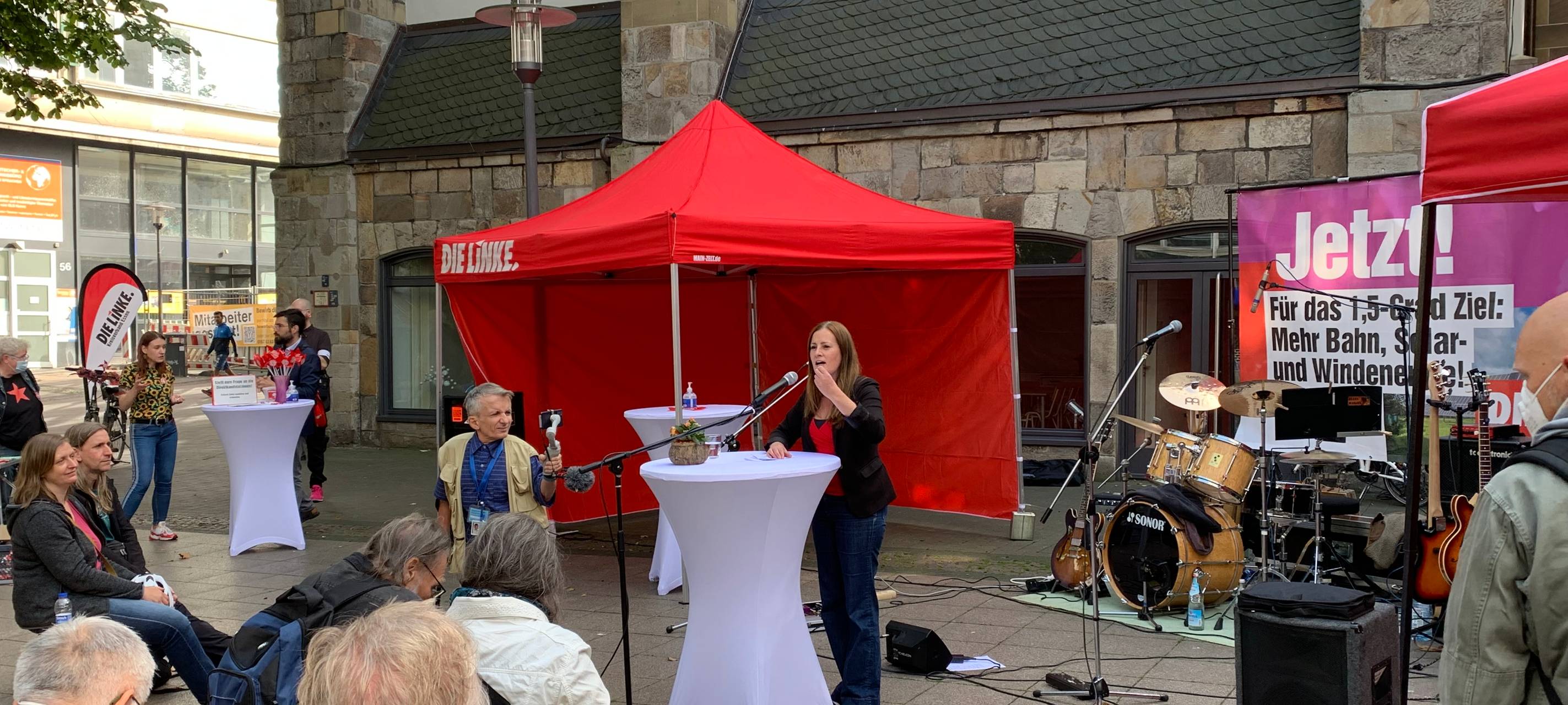 Essen: Linke-Spitzenkandidatin Janine Wissler in der Innenstadt