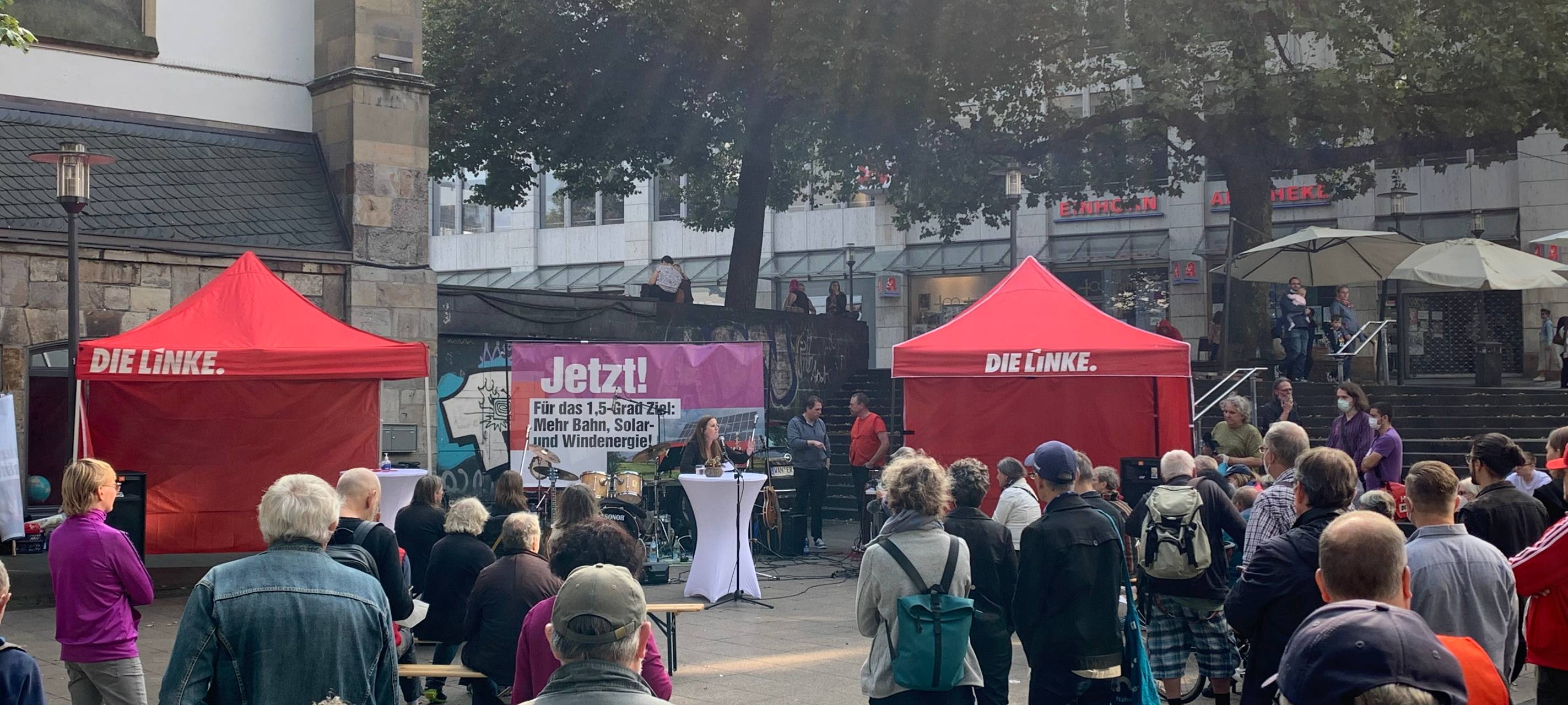 Essen: Linke-Spitzenkandidatin Janine Wissler in der Innenstadt