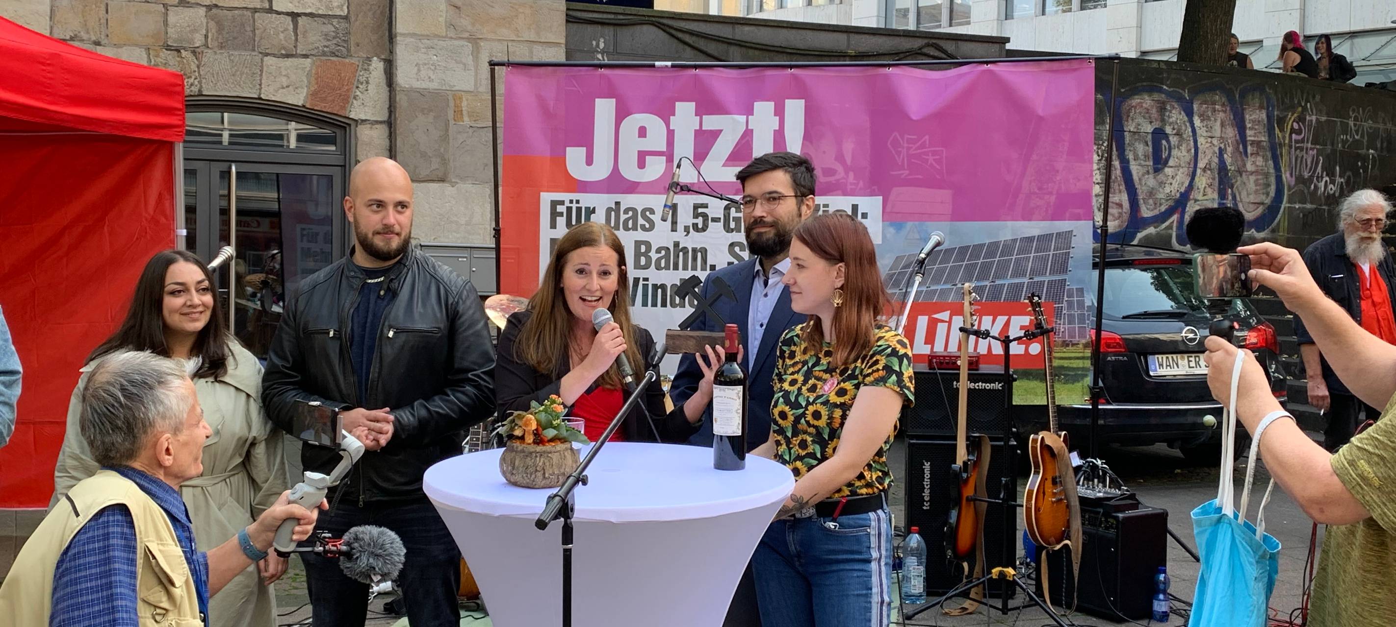 Essen: Linke-Spitzenkandidatin Janine Wissler in der Innenstadt
