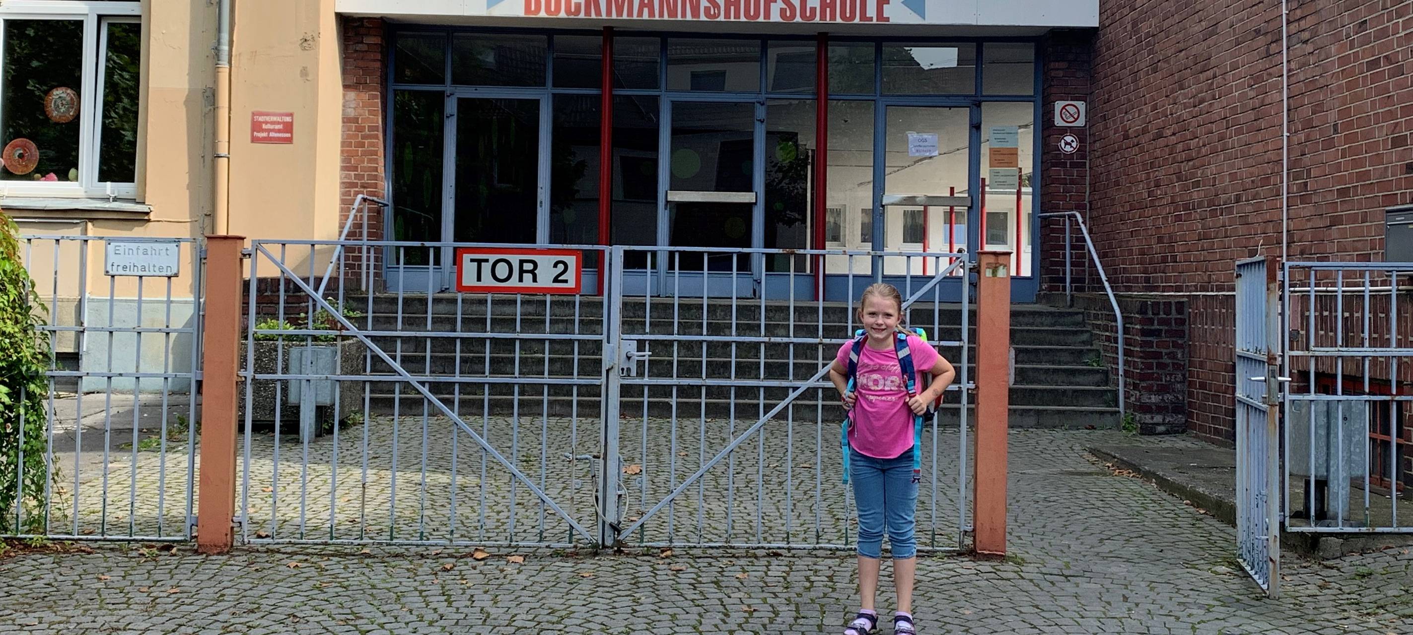 Eltern und Kinder in Essen regen sich auf weil der Bus nicht kommt