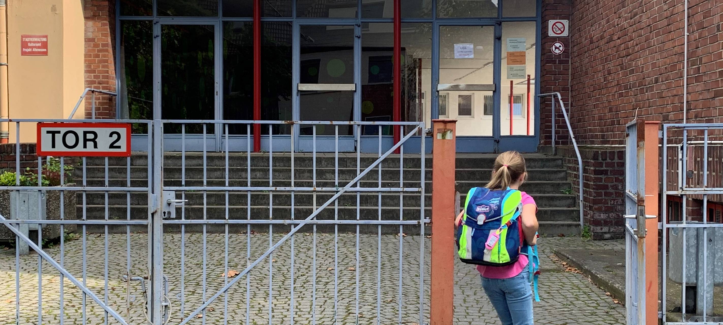 Eltern und Kinder in Essen regen sich auf weil der Bus nicht kommt
