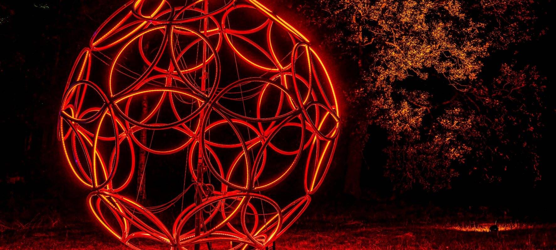 Leuchtende rote Kugel beim Essen Light Festival 2021