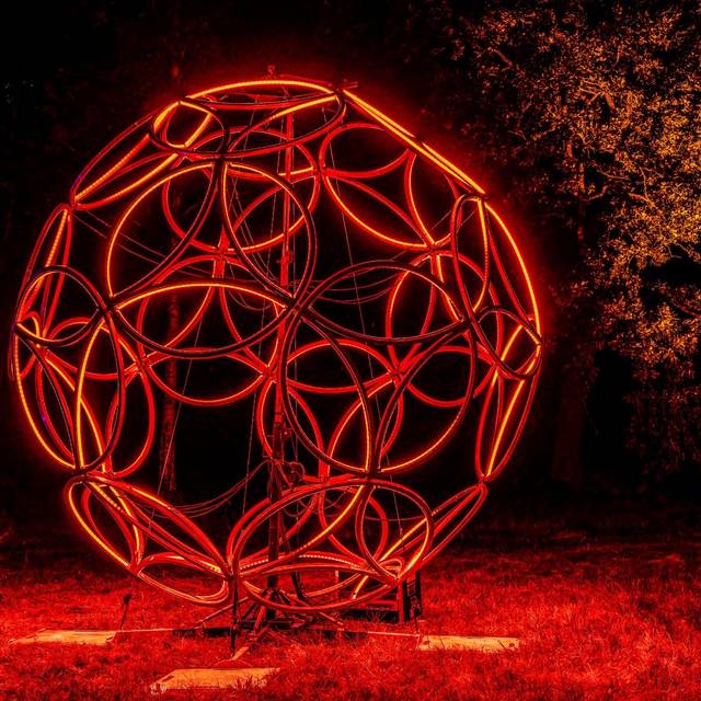 Leuchtende rote Kugel beim Essen Light Festival 2021