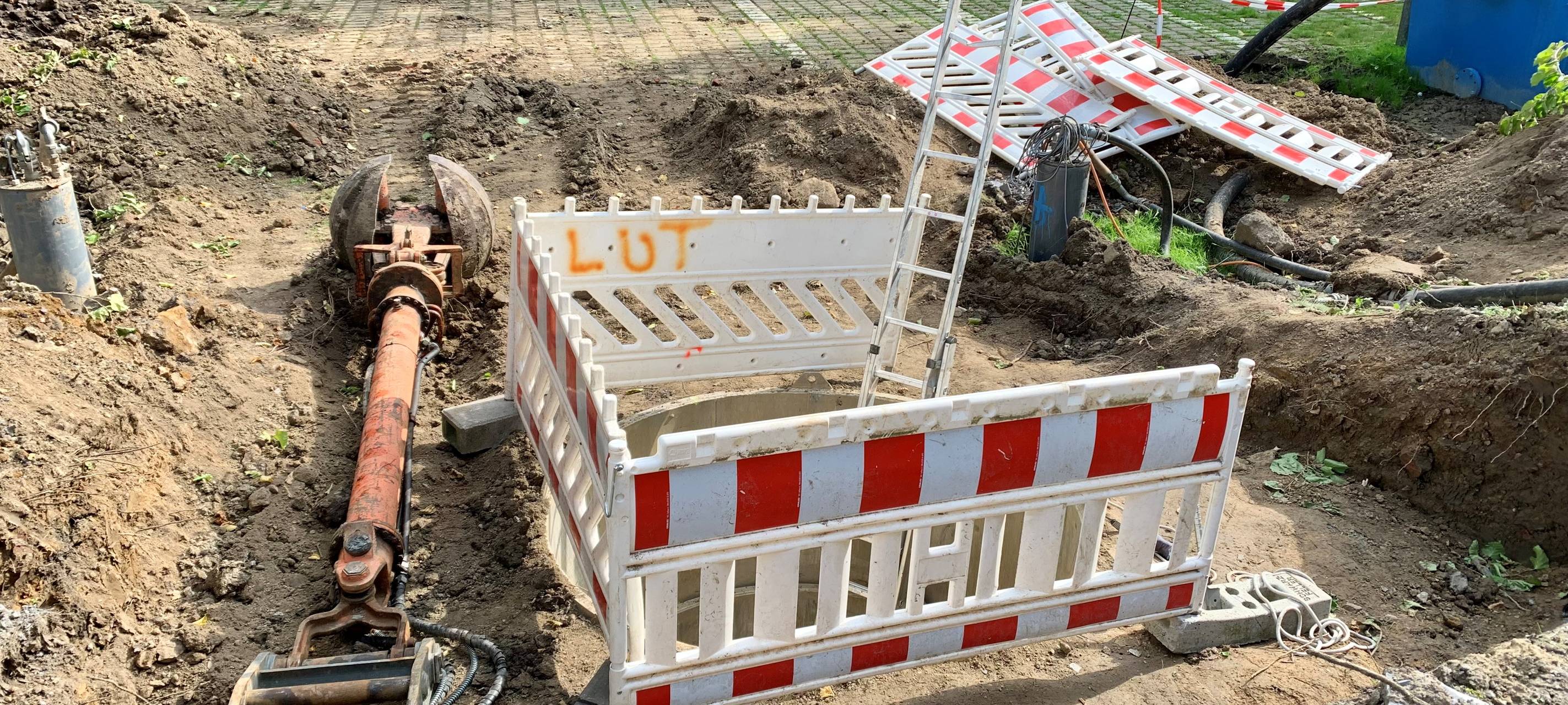 Leiter ins Loch zur Bombe in Essen; 9 Meter tief unter der Erde