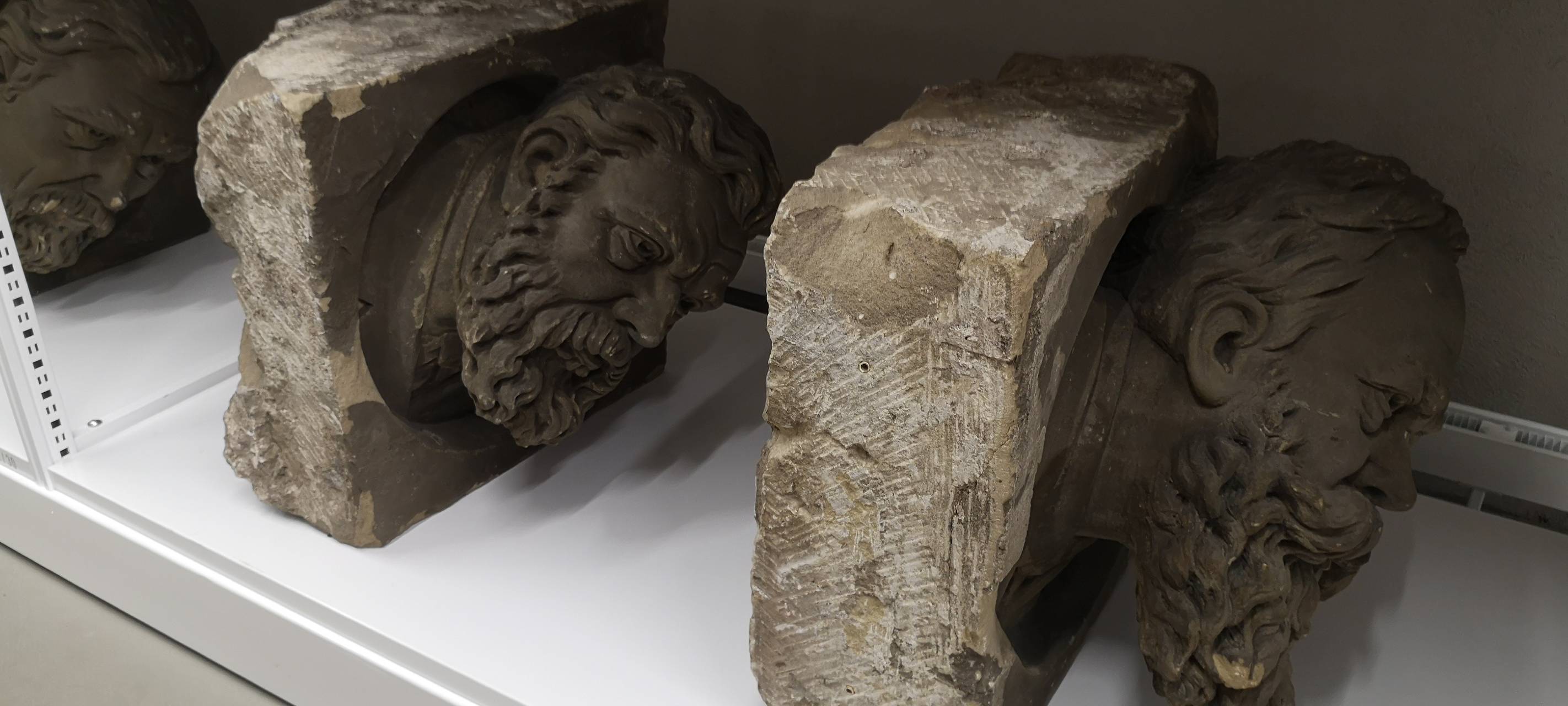 Köpfe von Skulpturen die früher am Essener Rathaus hingen