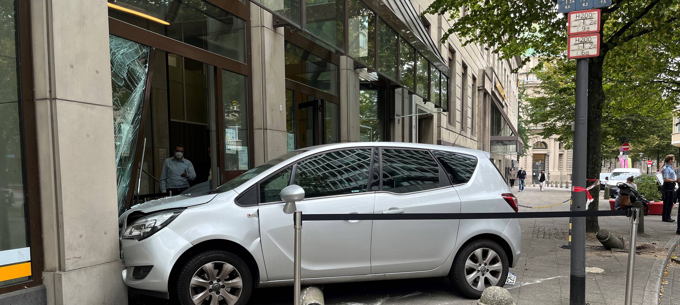 Essen: Auto kracht in Commerzbank in der Innenstadt