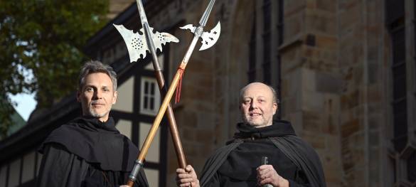 Die Nachtwächter in Essen machen ihrem Job alle Ehren: Sie tragen schwarze Kutten, haben Schwerter und ein Horn.