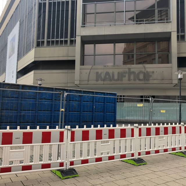 Die Bauarbeiten am alten Kaufhof-Gebäude in Essen gehen in die nächste Runde. Rund um den Willy-Brandt-Platz stehen Bauzäune und ein Container. Der Name von Kaufhof ist abmontiert werden.