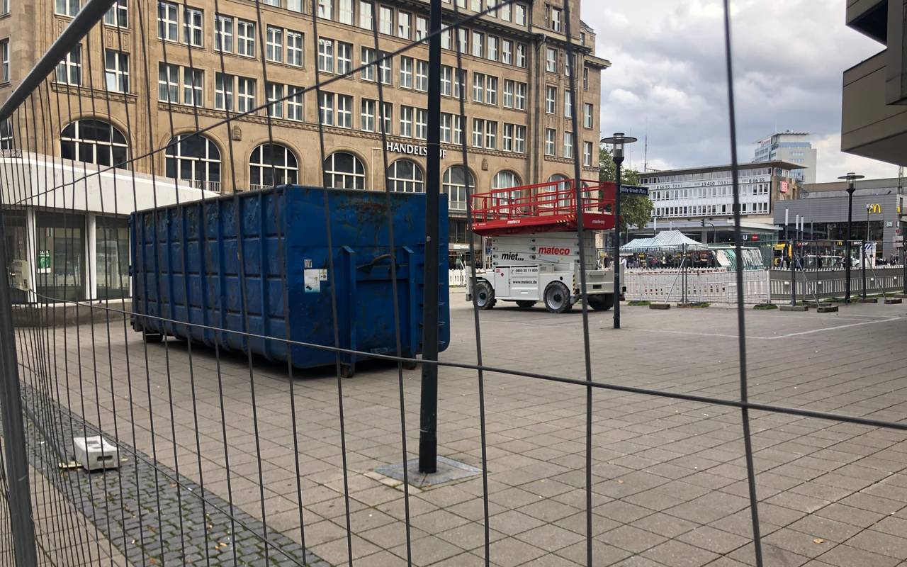 Vor dem ehemaligen Kaufhof-Gebäude am Willy-Brandt-Platz in Essen stehen große Bauzäune. Für die Fußgänger ist der Weg dadurch etwas eingeschränkt.