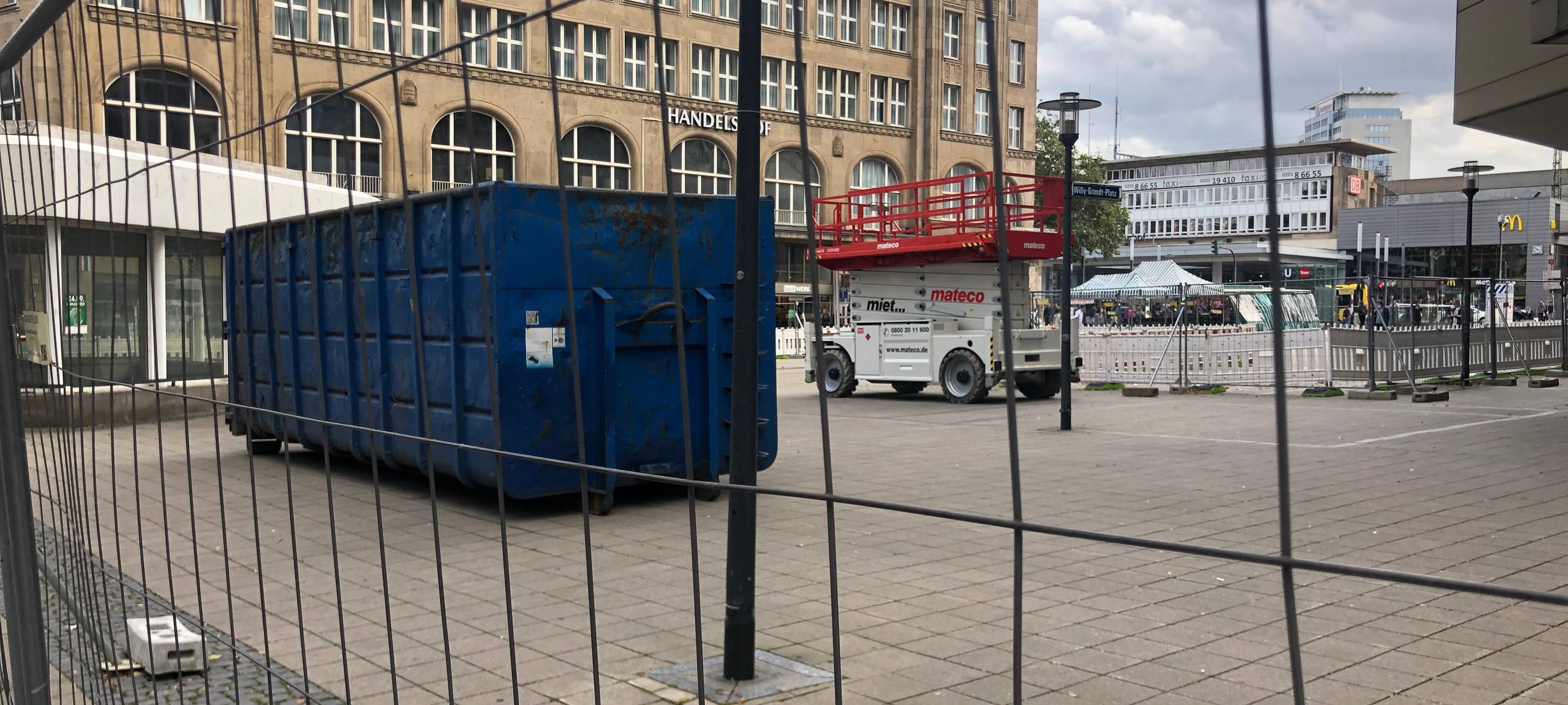 Vor dem ehemaligen Kaufhof-Gebäude am Willy-Brandt-Platz in Essen stehen große Bauzäune. Für die Fußgänger ist der Weg dadurch etwas eingeschränkt.