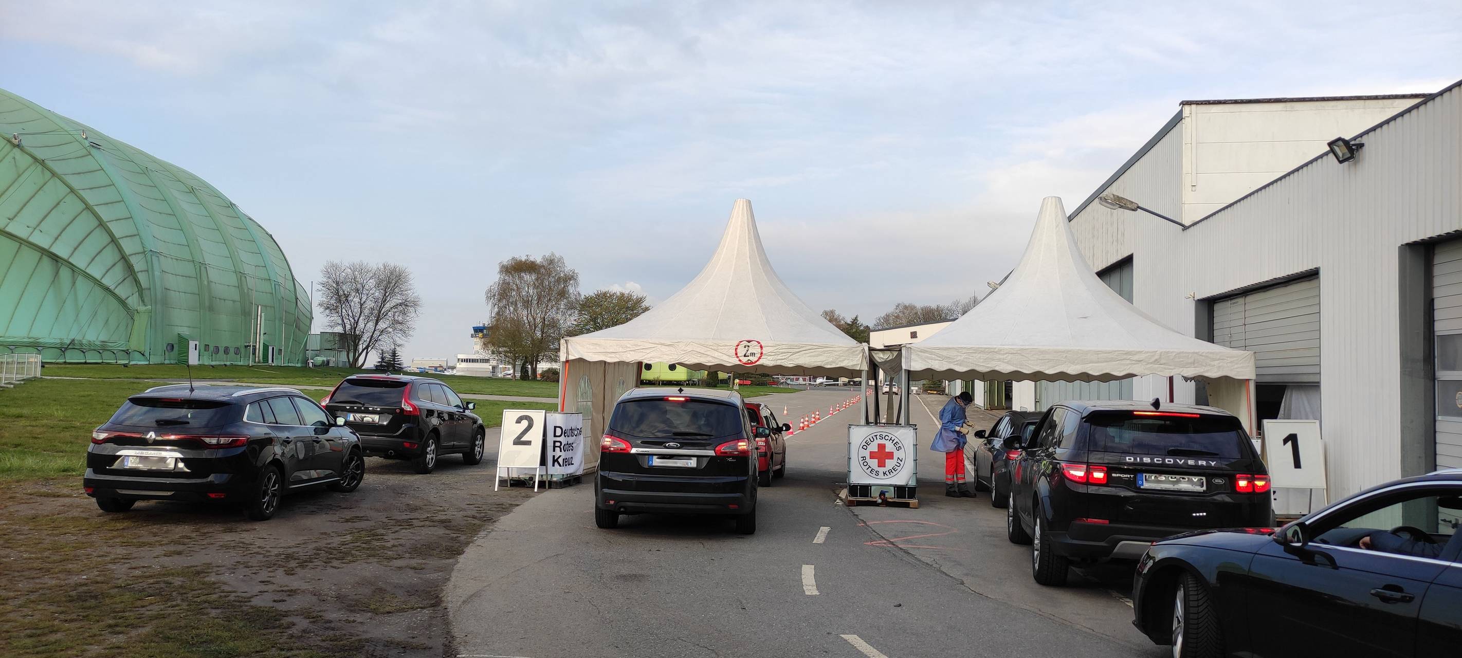 Die Teststraße des DRK am Flughafen Essen-Mülheim. Da gibt es jetzt auch Antikörpertests.