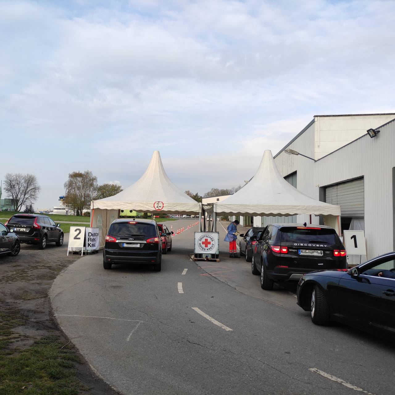 Die Teststraße des DRK am Flughafen Essen-Mülheim. Da gibt es jetzt auch Antikörpertests.