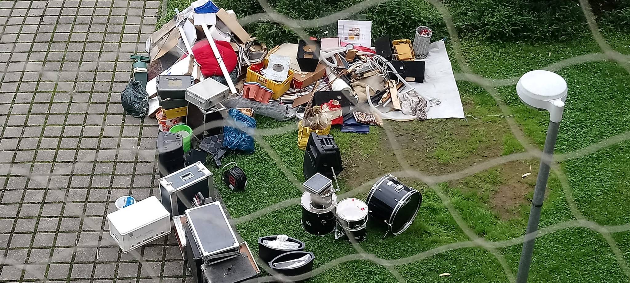 Auch der Karnevalsverein Rot-Blau Kupferdreh hat noch viel zu tun. Viele Dinge, wie Schlagzeuge und Bücher sind durch das Hochwasser zerstört worden.