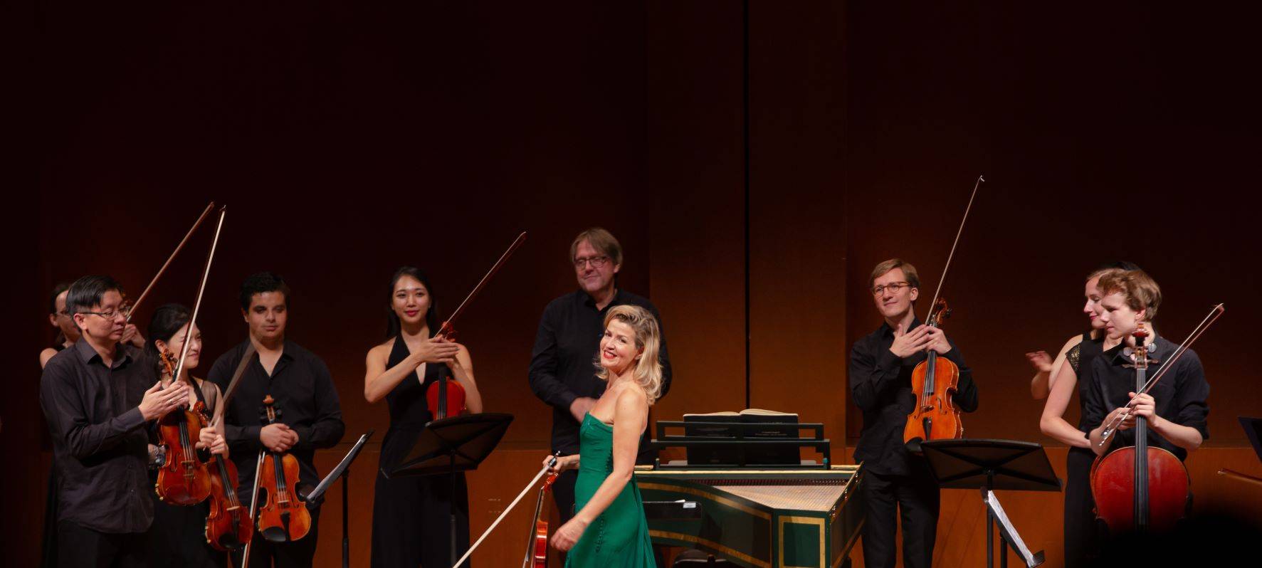 Der Klassik-Weltstar Anne-Sophie Mutter steht gemeinsam mit ihrem Ensemble auf der Bühne. Die Gruppe feiert 10-jähriges Jubiläum.