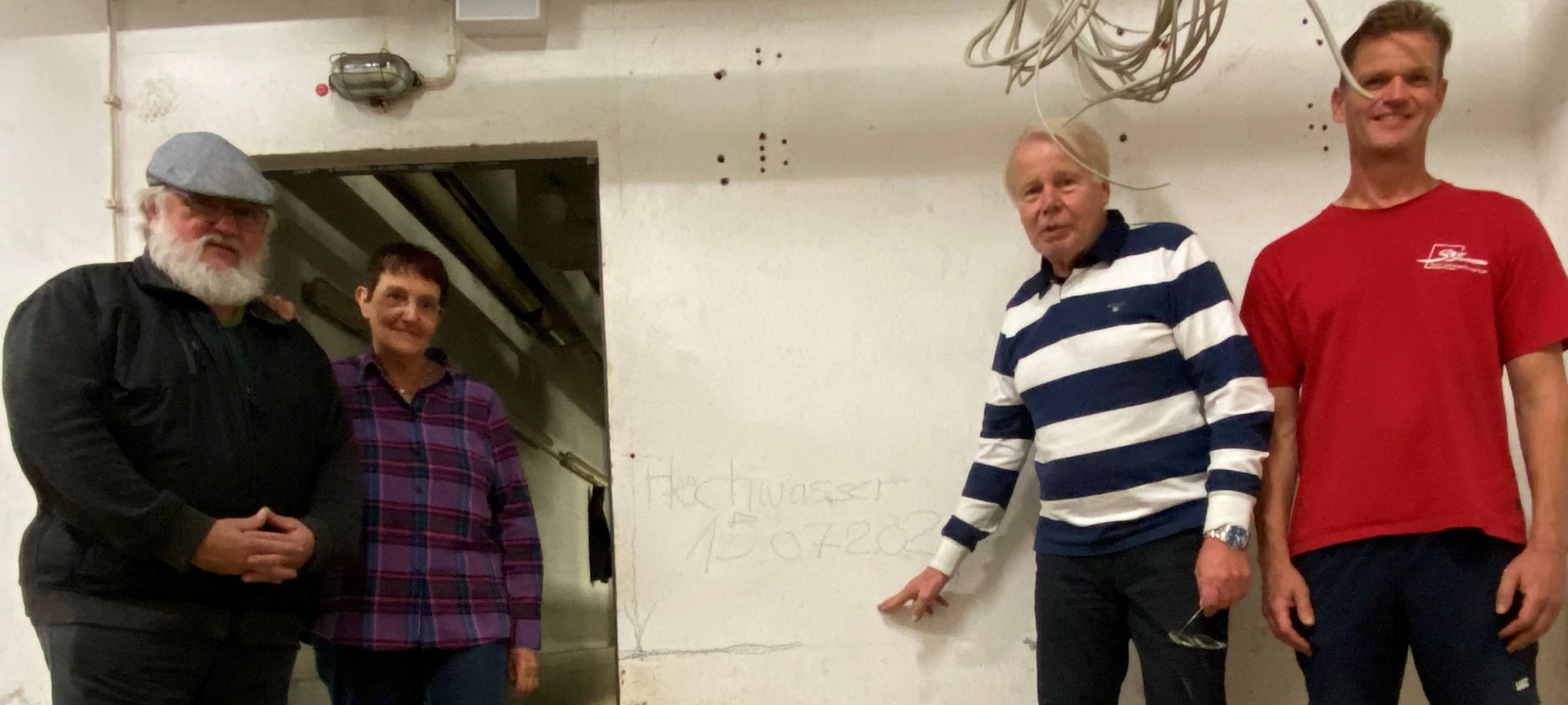 v.l.n.r. Dirk Heimeshoff (Sportwart), Brigitte Schmitt (1. Vorsitzende), Kurt Uhlendahl (Bädermanagement bei Sport- und Bäderbetriebe), Jörg Ladage (Schwimmmeister im Bad)